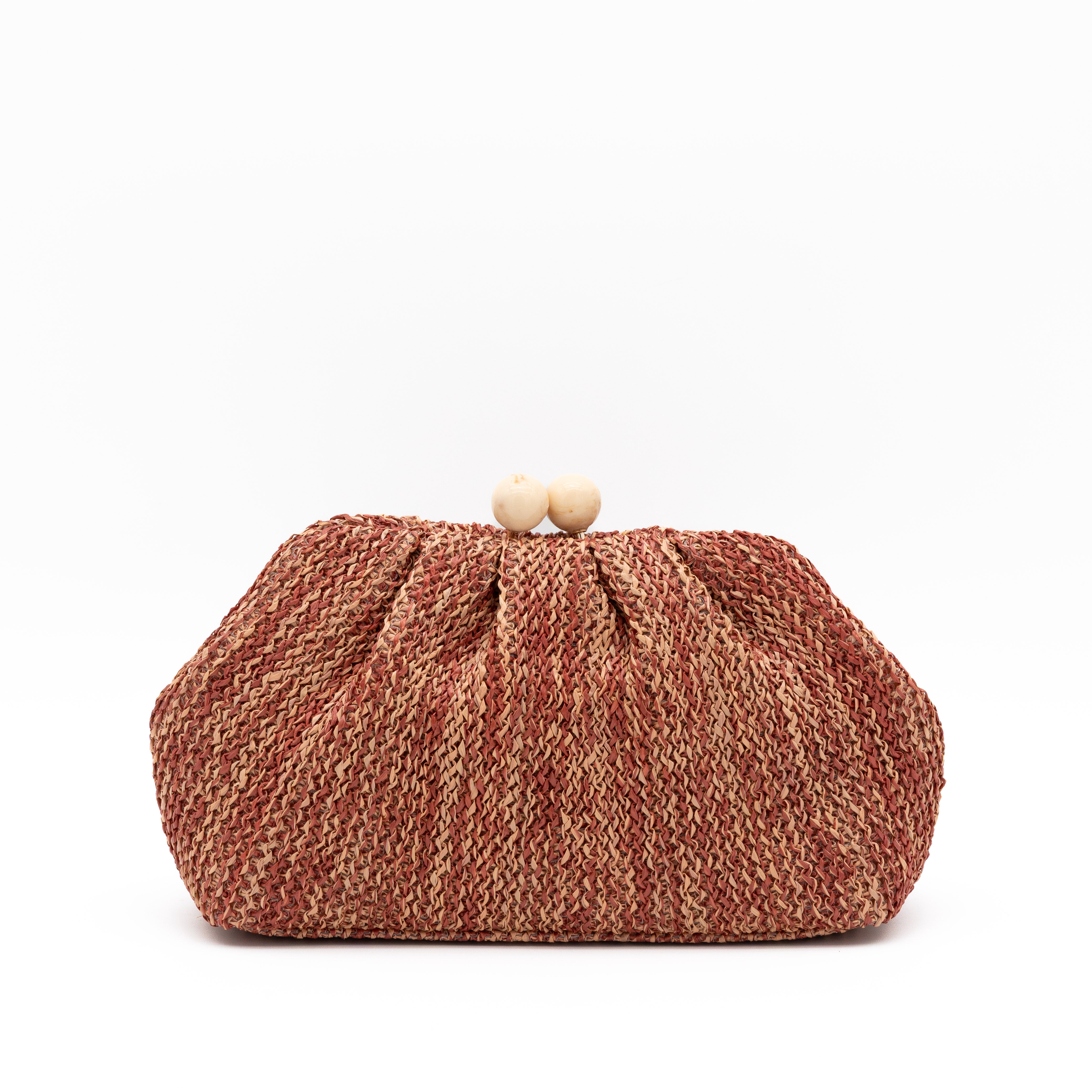 Bolso de fiesta confeccionado en rafia cuero trenzada, con cierre de bolas de madera y cadena desmontable