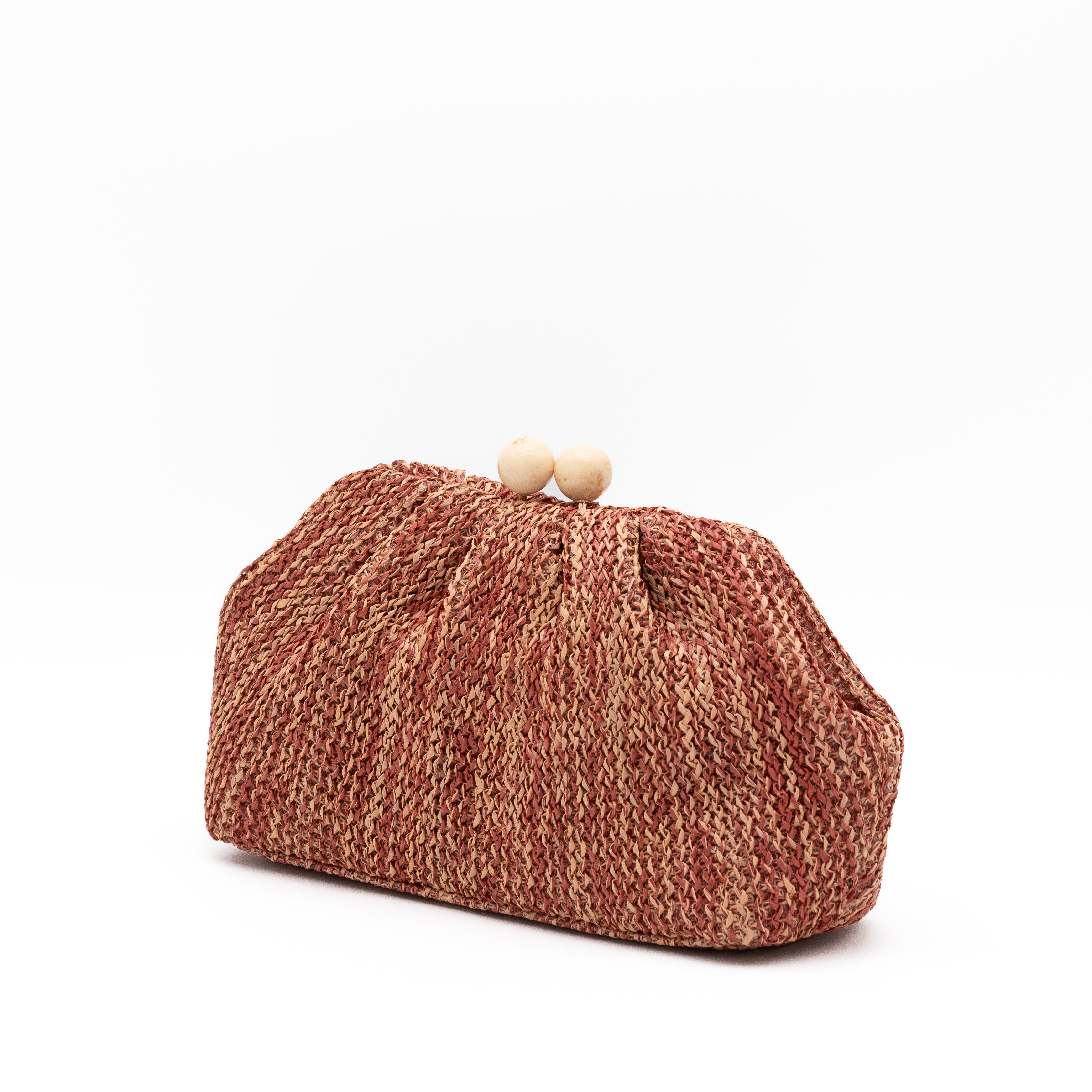 Bolso de fiesta confeccionado en rafia cuero trenzada, con cierre de bolas de madera y cadena desmontable