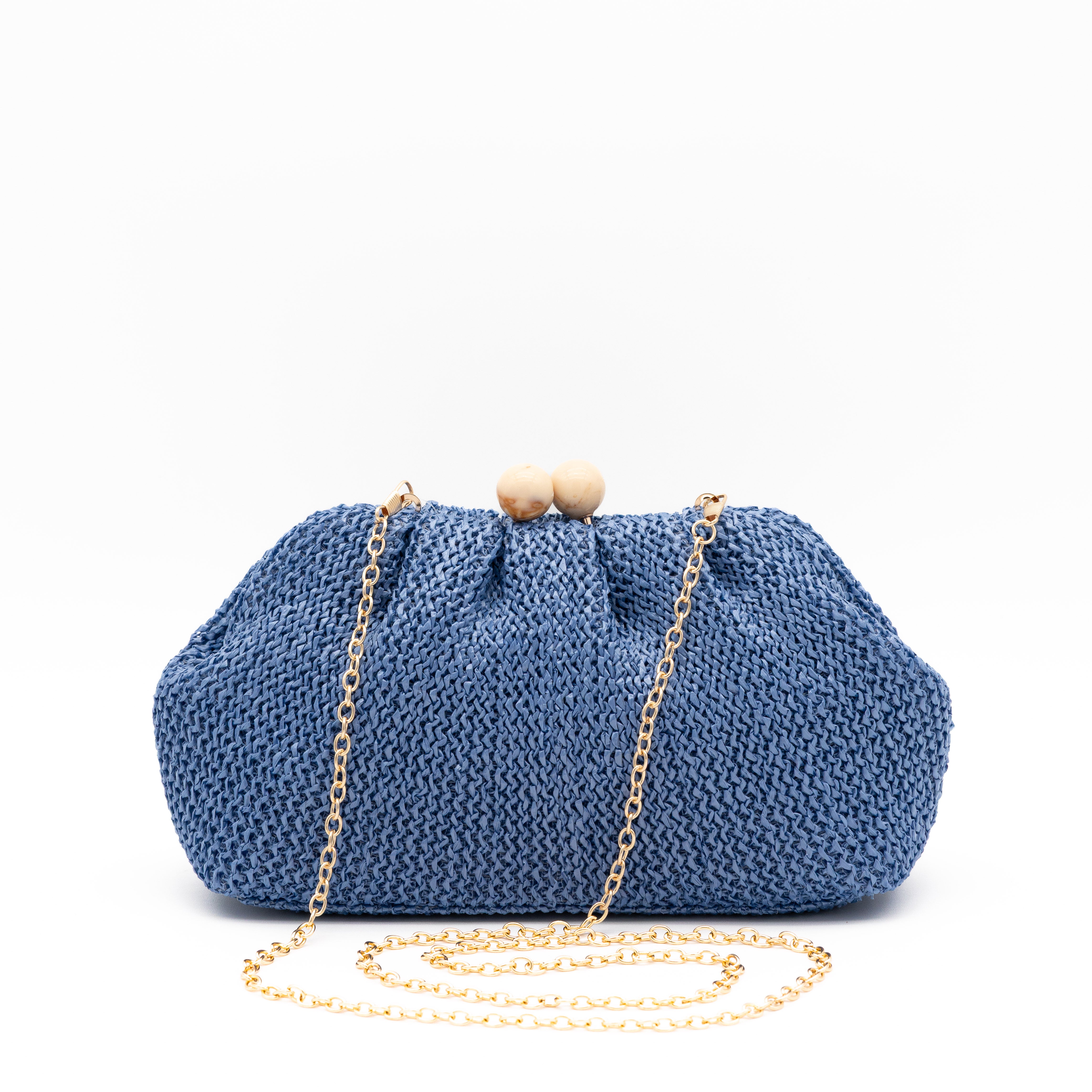 Bolso de fiesta confeccionado en rafia marino trenzada, con cierre de bolas de madera y cadena desmontable
