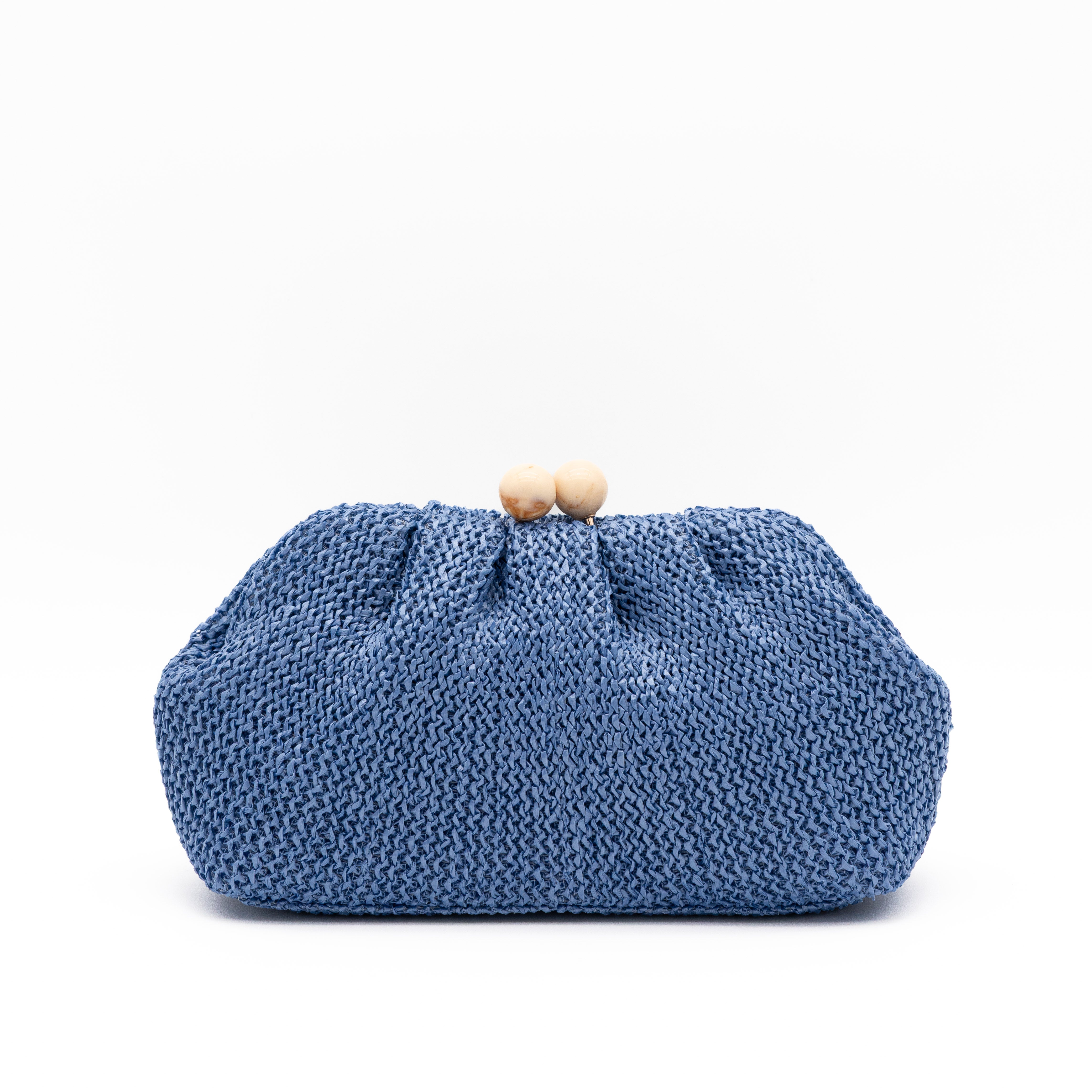 Bolso de fiesta confeccionado en rafia marino trenzada, con cierre de bolas de madera y cadena desmontable