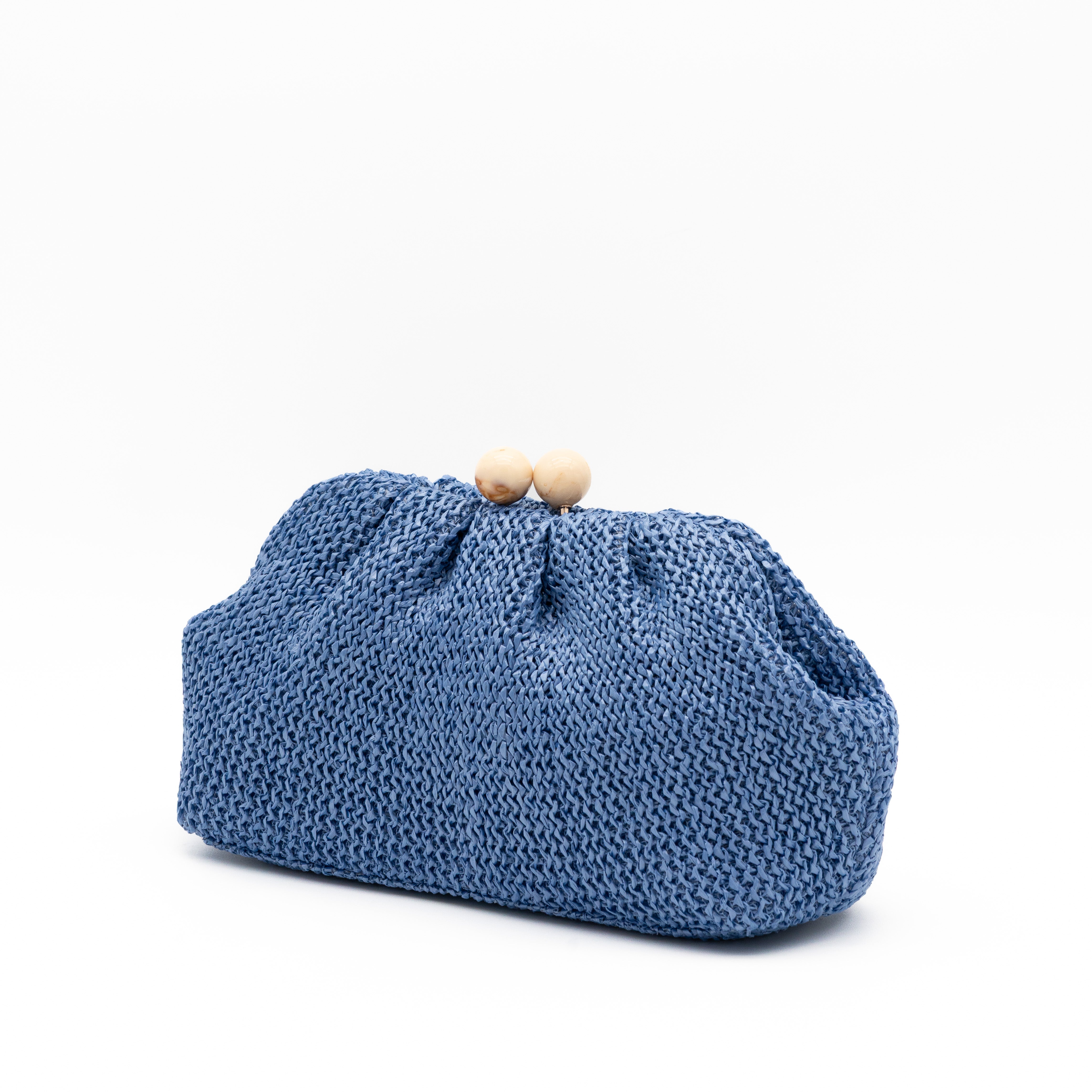 Bolso de fiesta confeccionado en rafia marino trenzada, con cierre de bolas de madera y cadena desmontable