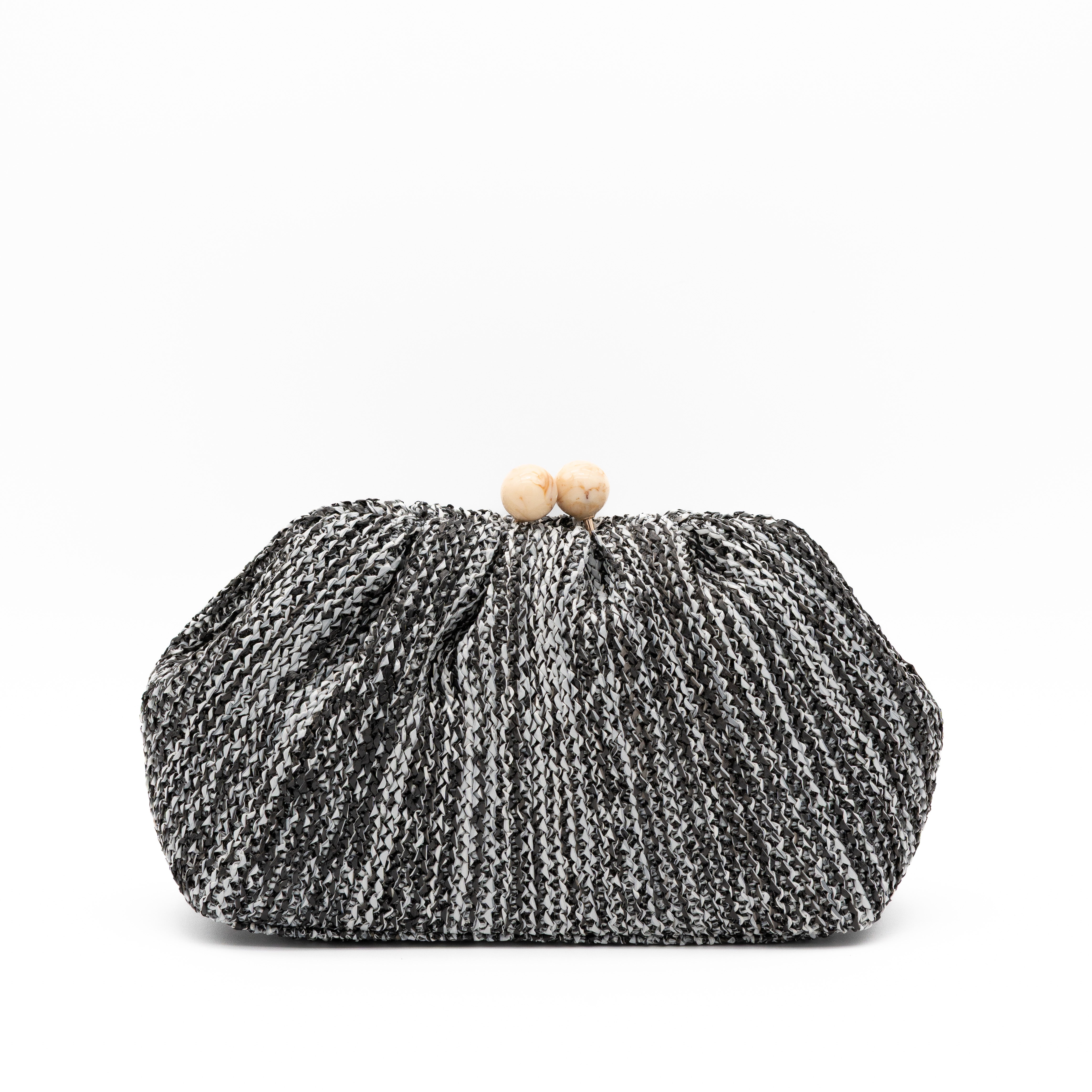 Bolso de fiesta confeccionado en rafia negro trenzada, con cierre de bolas de madera y cadena desmontable