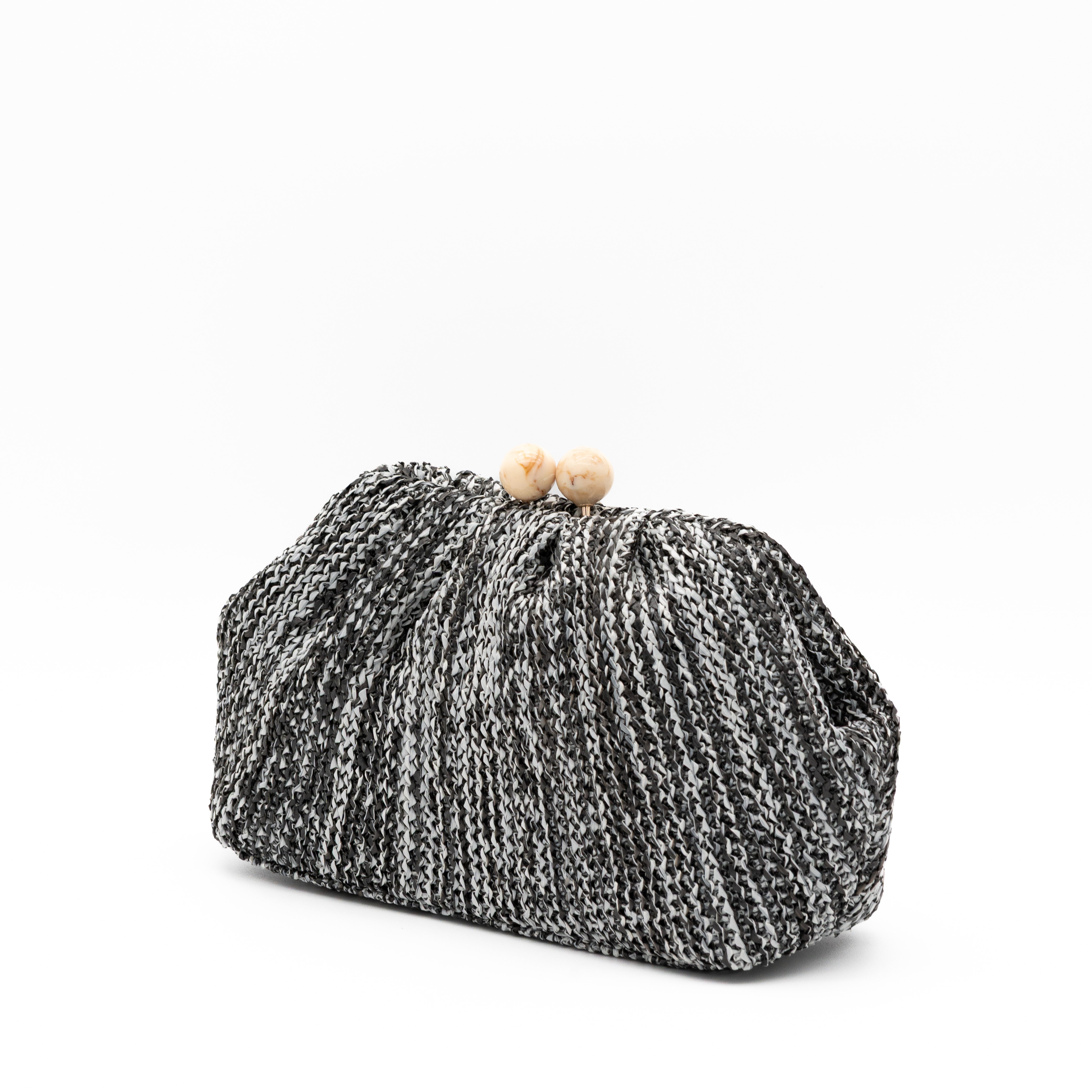 Bolso de fiesta confeccionado en rafia negro trenzada, con cierre de bolas de madera y cadena desmontable