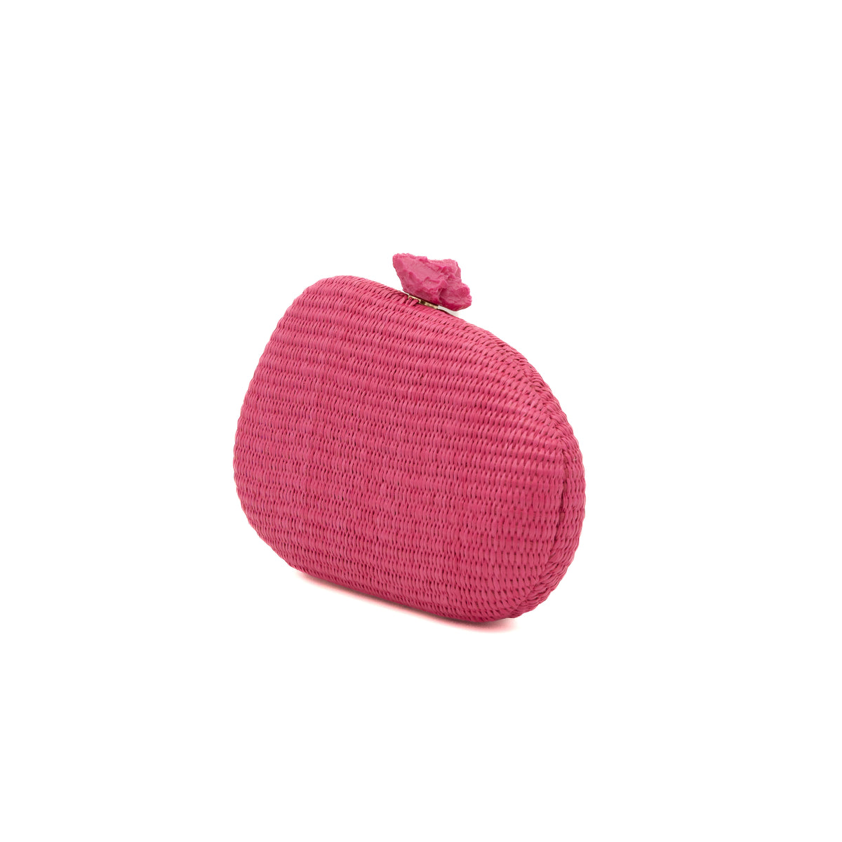 Bolso clutch rígido de rafia fucsia con silueta de piedra y cierre mineral