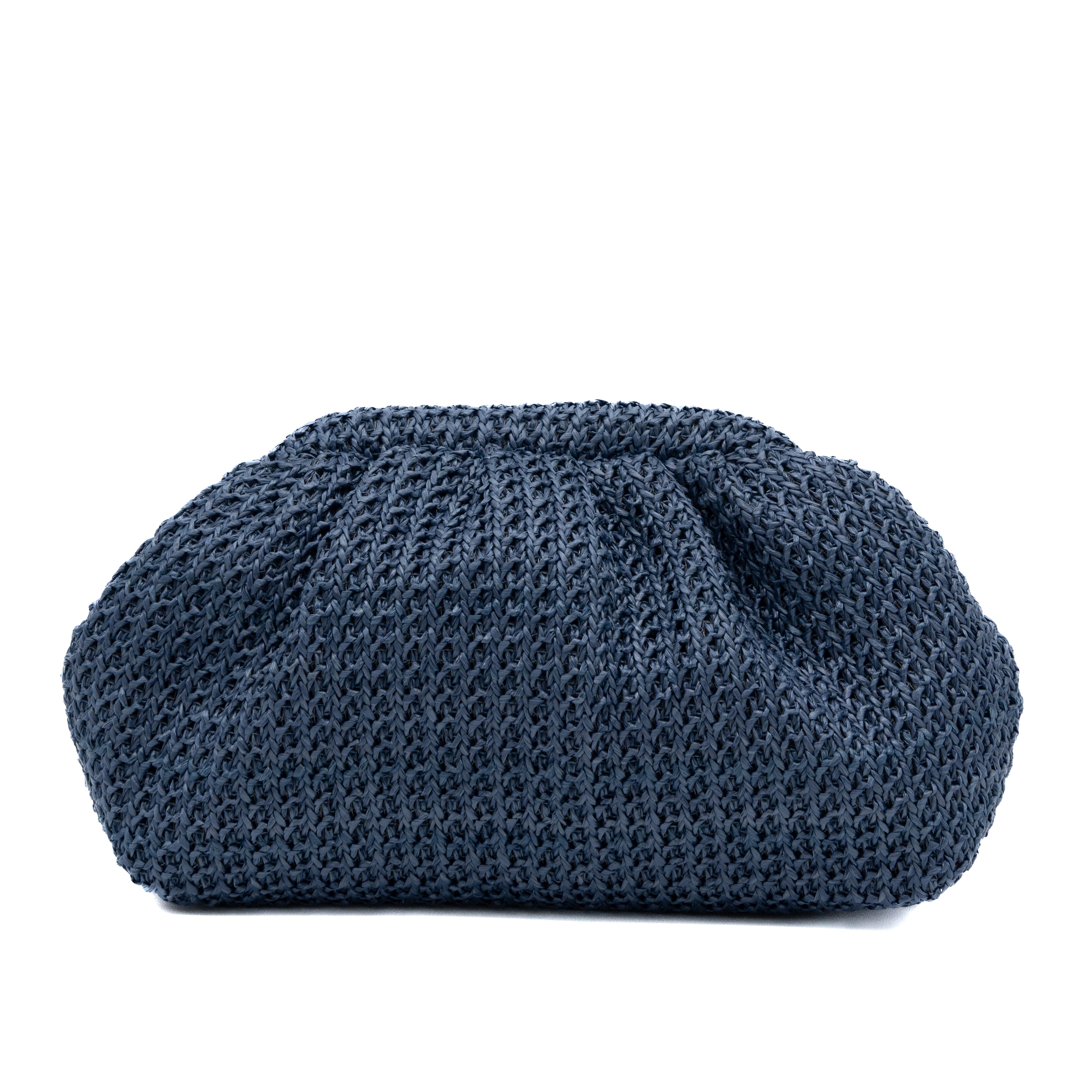 Bolso de mano de rafia azul con diseño fruncido