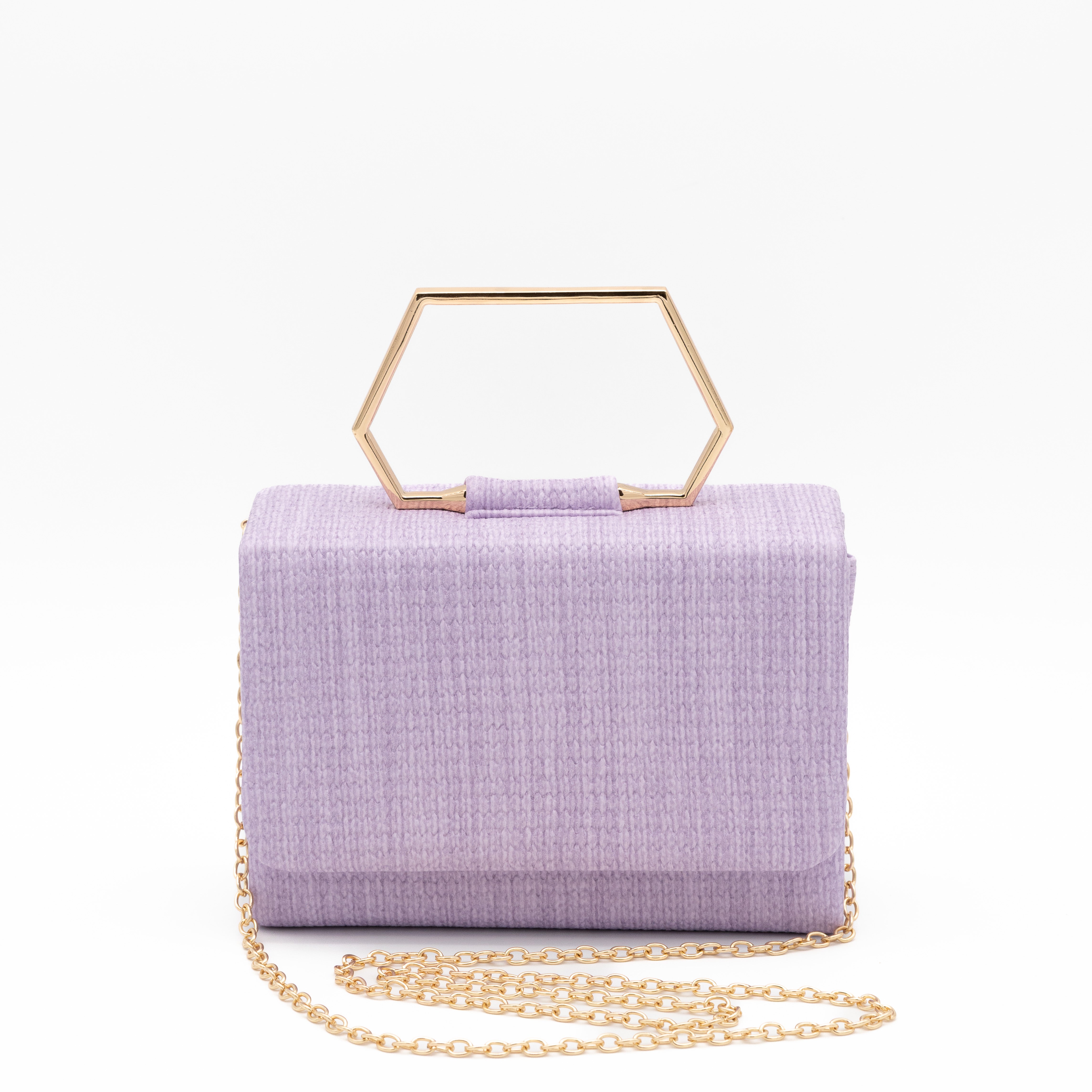 Clutch de fiesta en rafia violeta con asa geométrica metálica y cierre magnético, ideal para bodas y cócteles