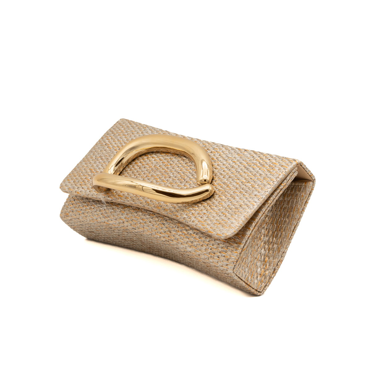 Bolso clutch tipo sobre de rafia champán con adorno metálico de mano