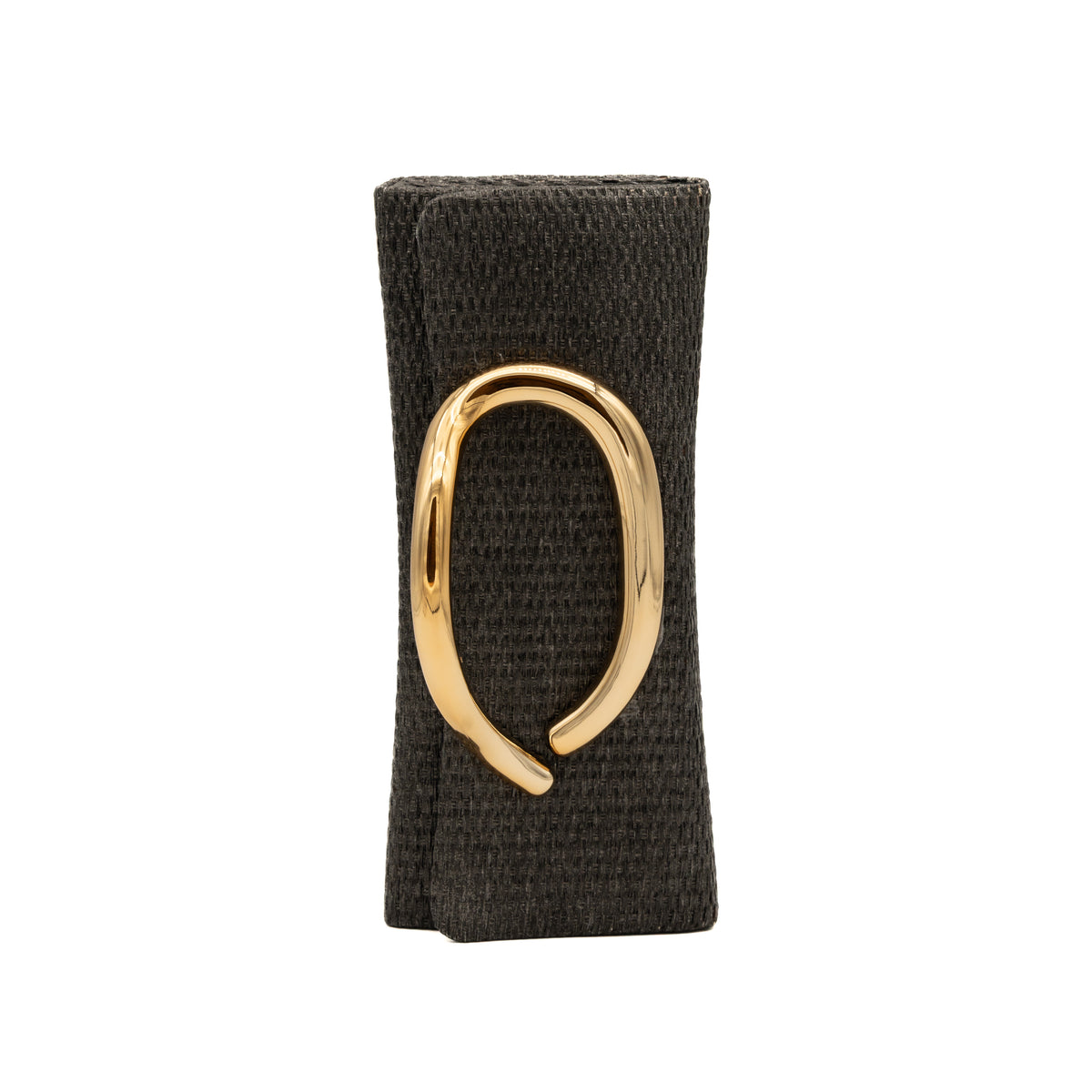 Bolso clutch tipo sobre de rafia negro con adorno metálico de mano