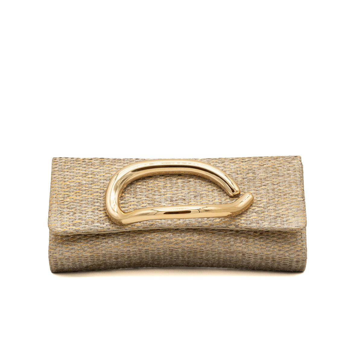 Bolso clutch tipo sobre de rafia oro claro con adorno metálico de mano