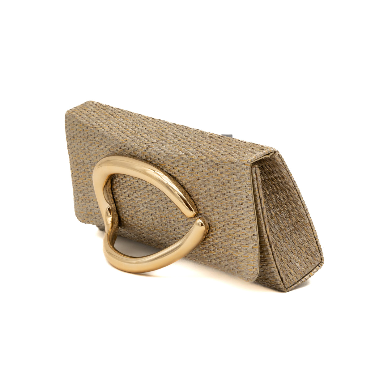Bolso clutch tipo sobre de rafia oro claro con adorno metálico de mano