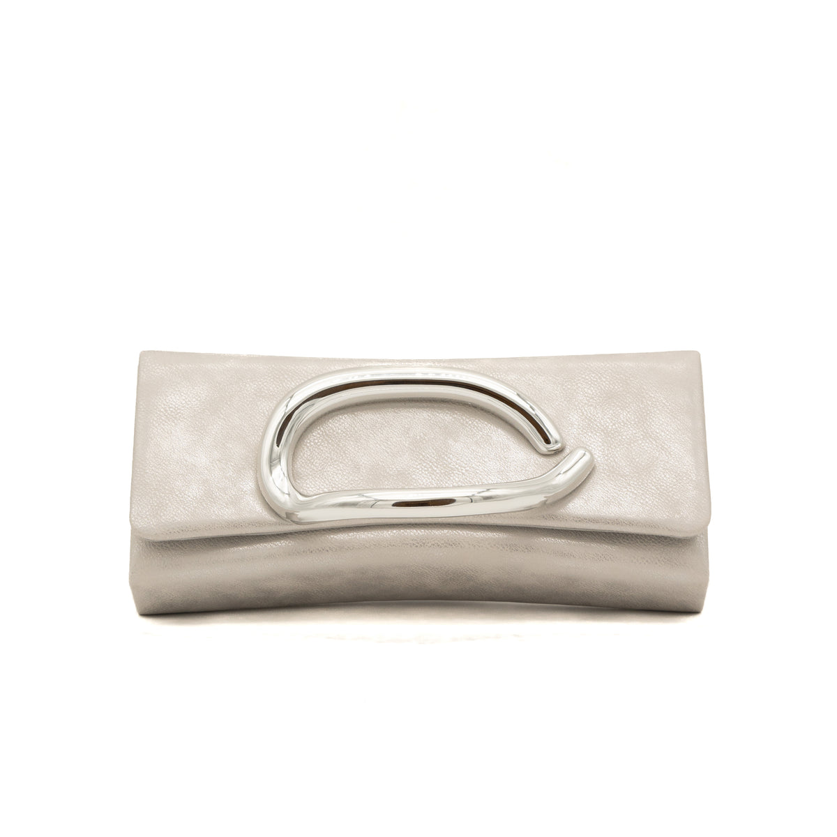 Bolso clutch tipo sobre de polipiel metalizada plata con adorno metálico de mano