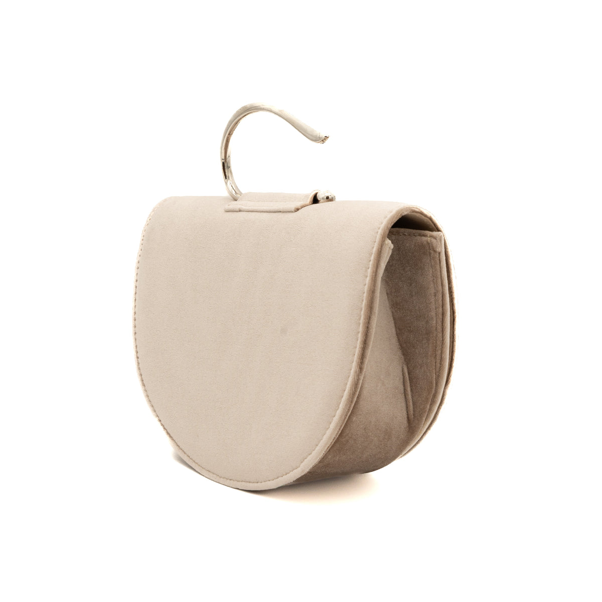 Bolso de mano de antelina taupe en forma de media luna con asa metálica