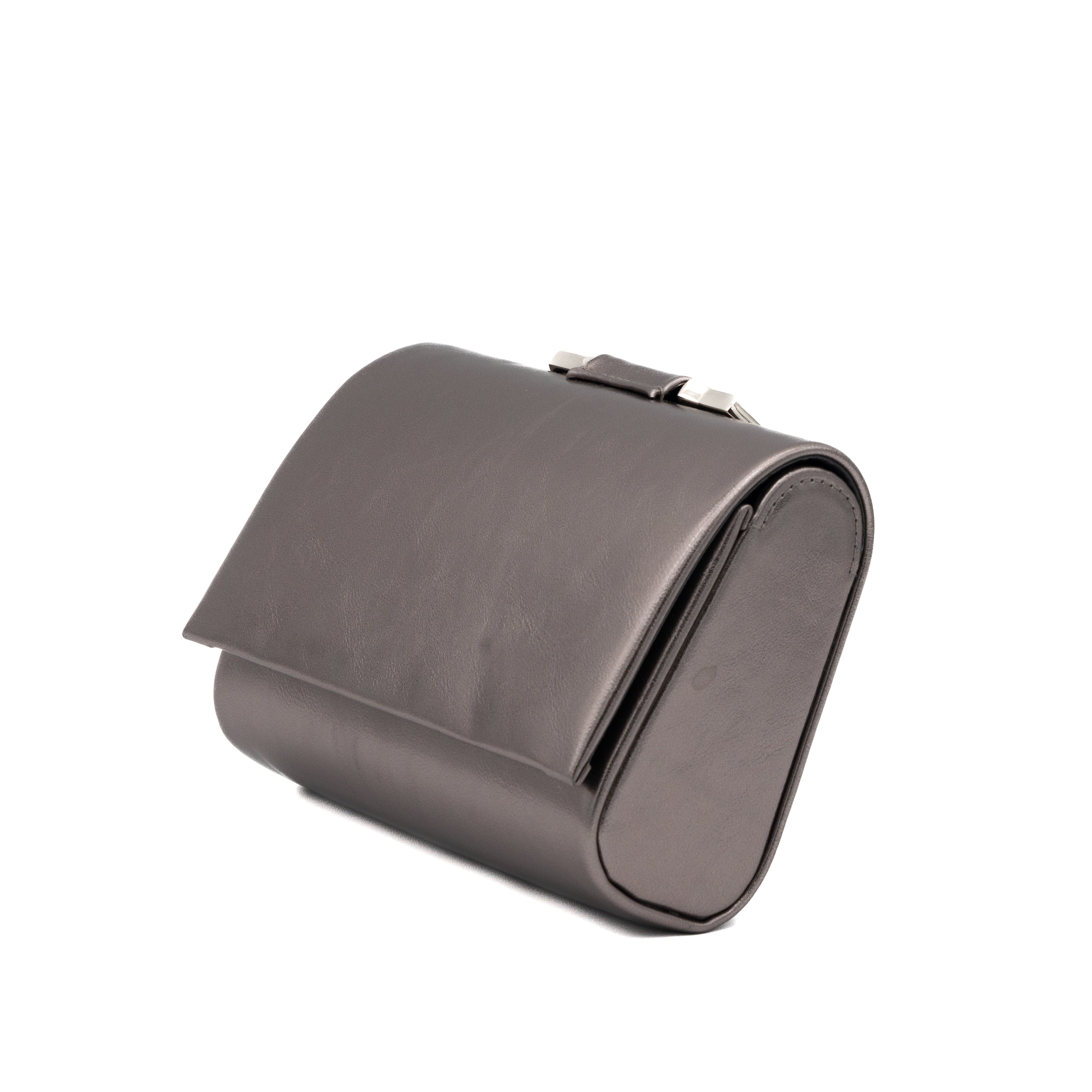 Bolso de mano de polipiel metalizado gris con asa geométrica metálica