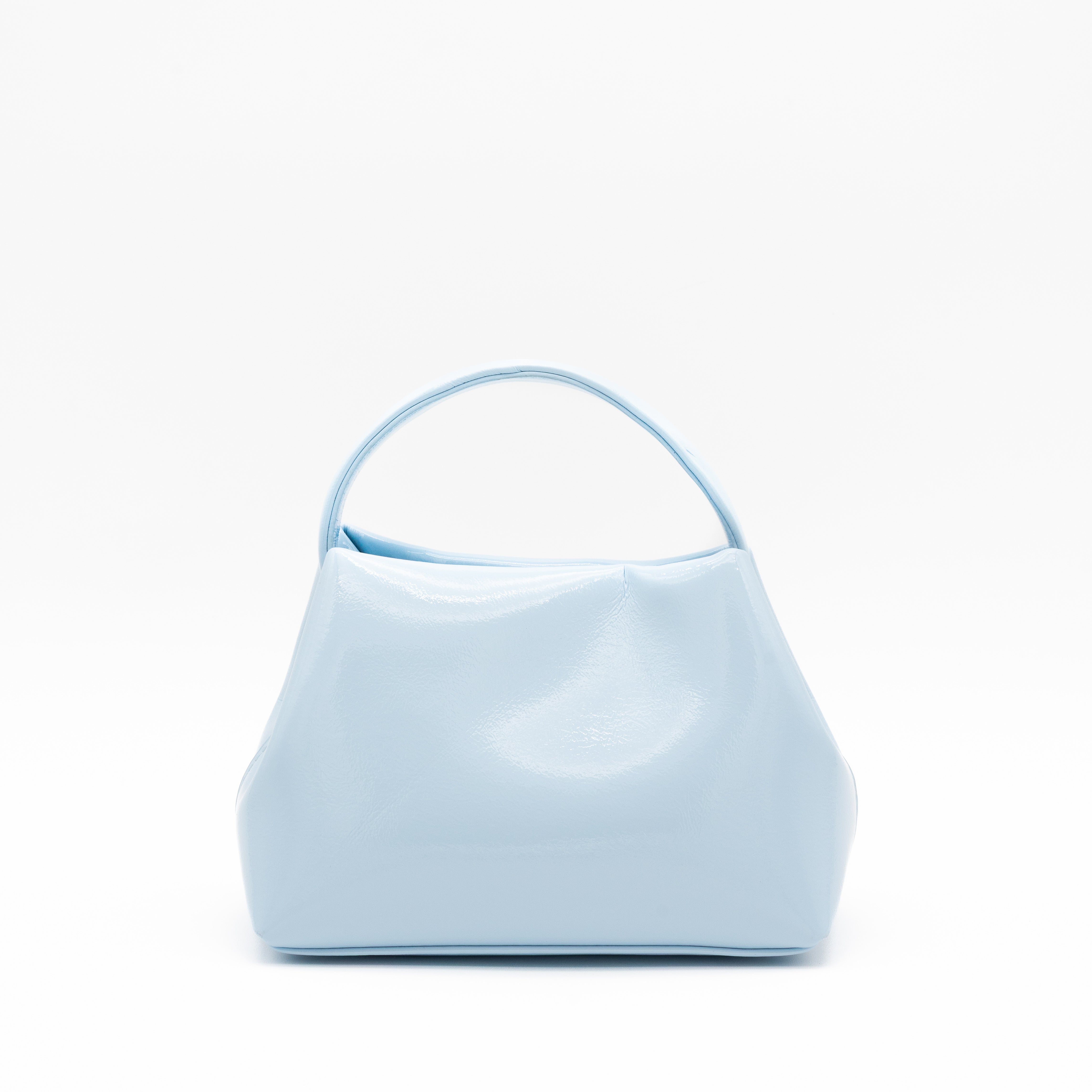 Bolso de fiesta con efecto charol celeste, diseño estructurado y correa combinada metálica y sintética