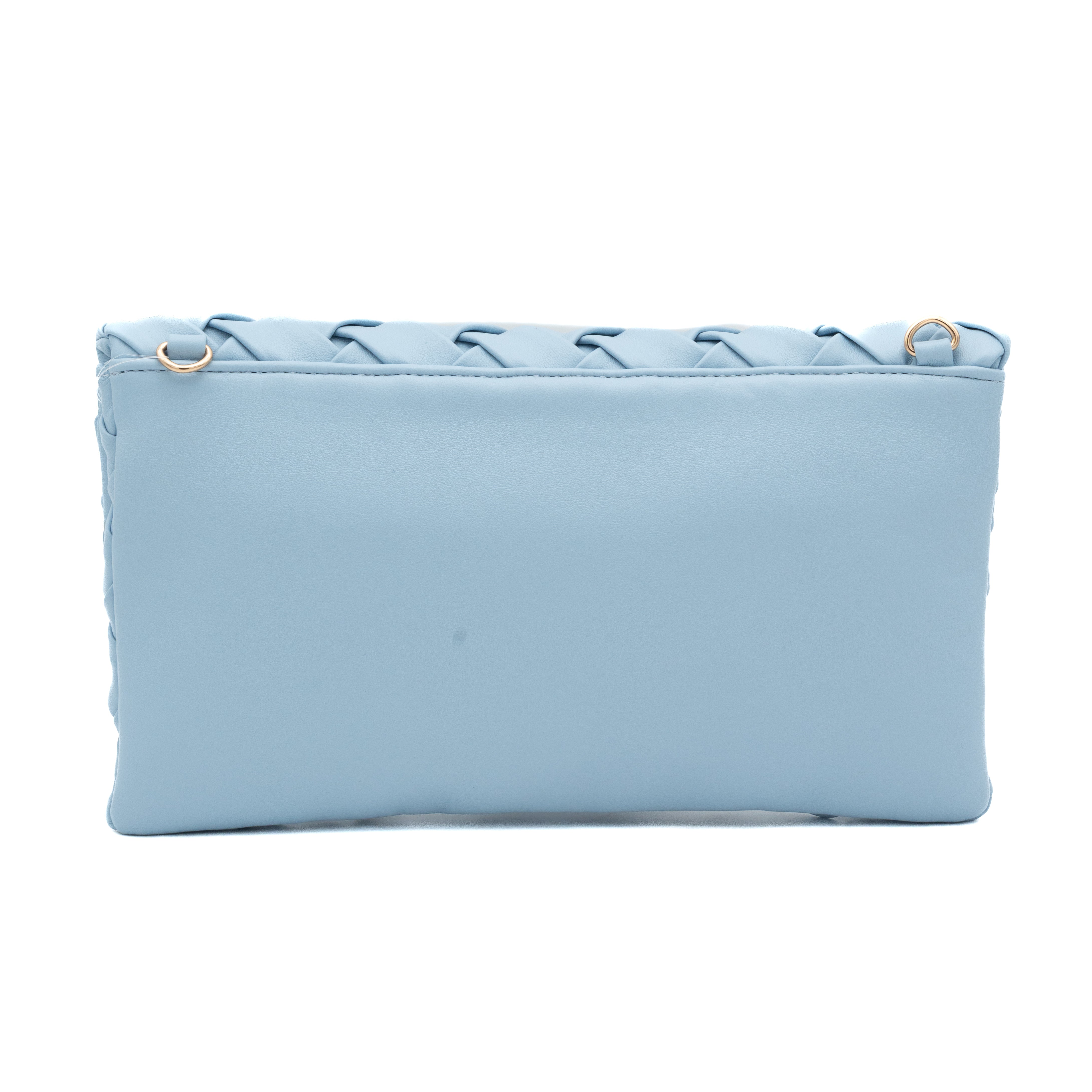 Bolso clutch de polipiel trenzada celeste con solapa y cadena