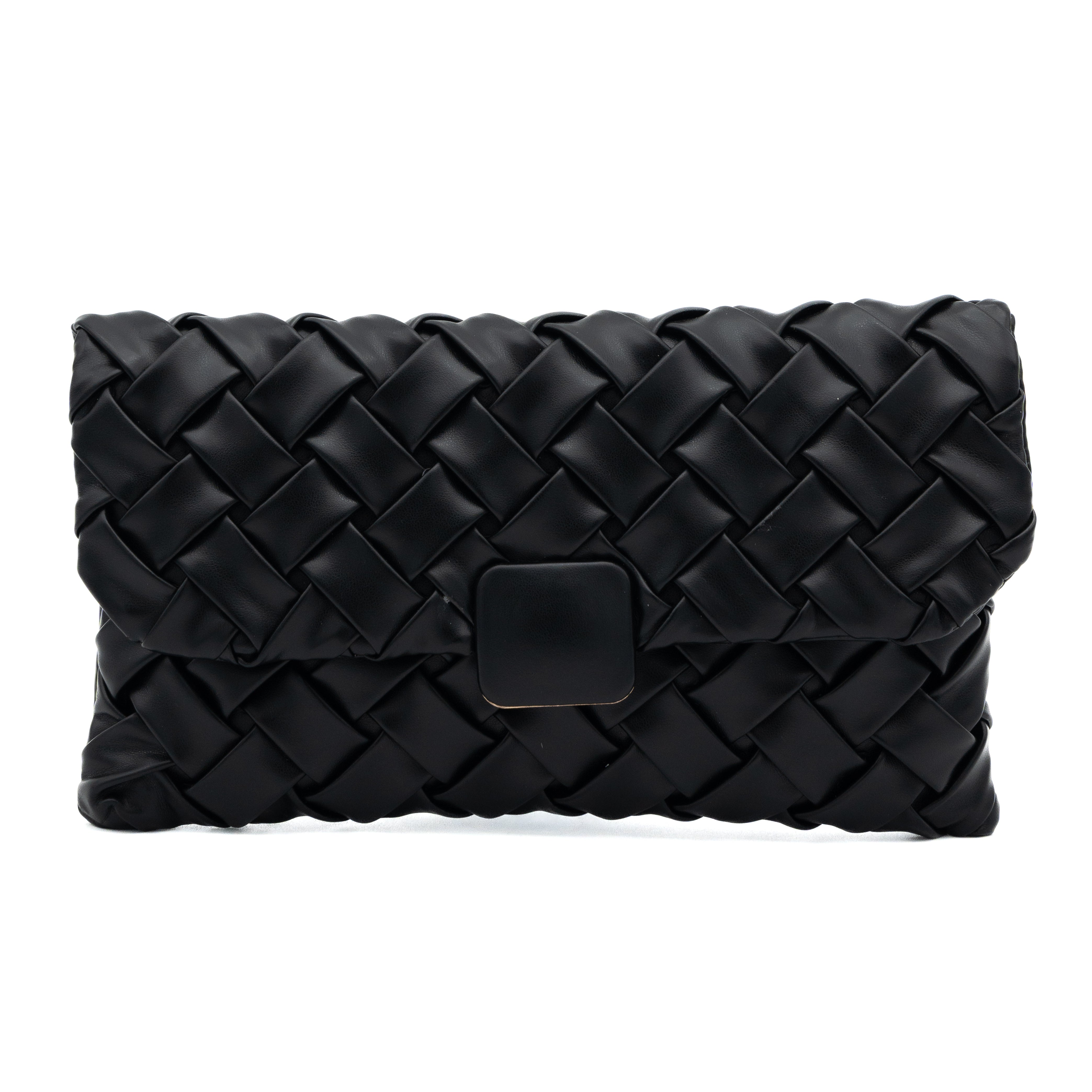 Bolso clutch de polipiel trenzada negro con solapa y cadena