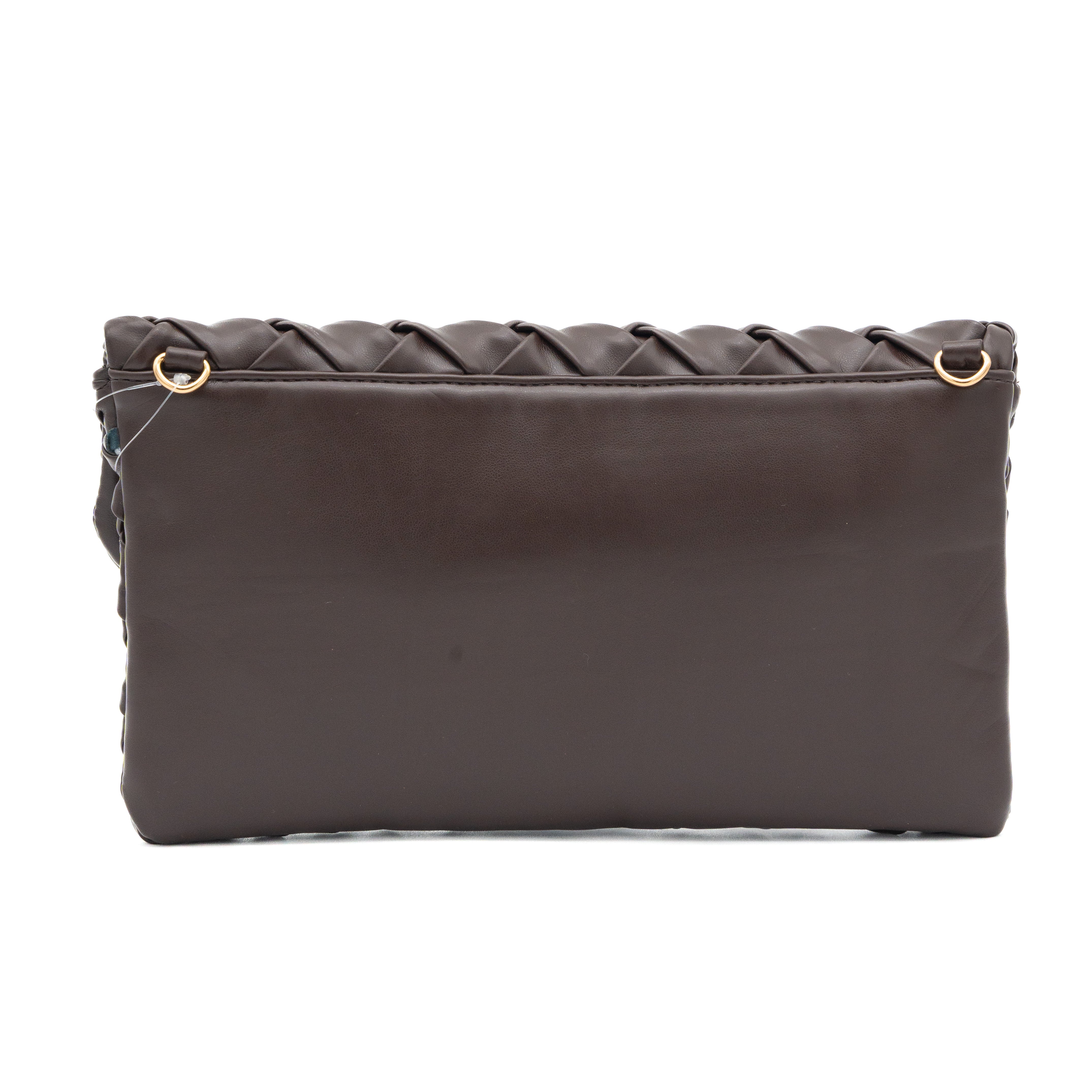Bolso clutch de polipiel trenzada chocolate con solapa y cadena