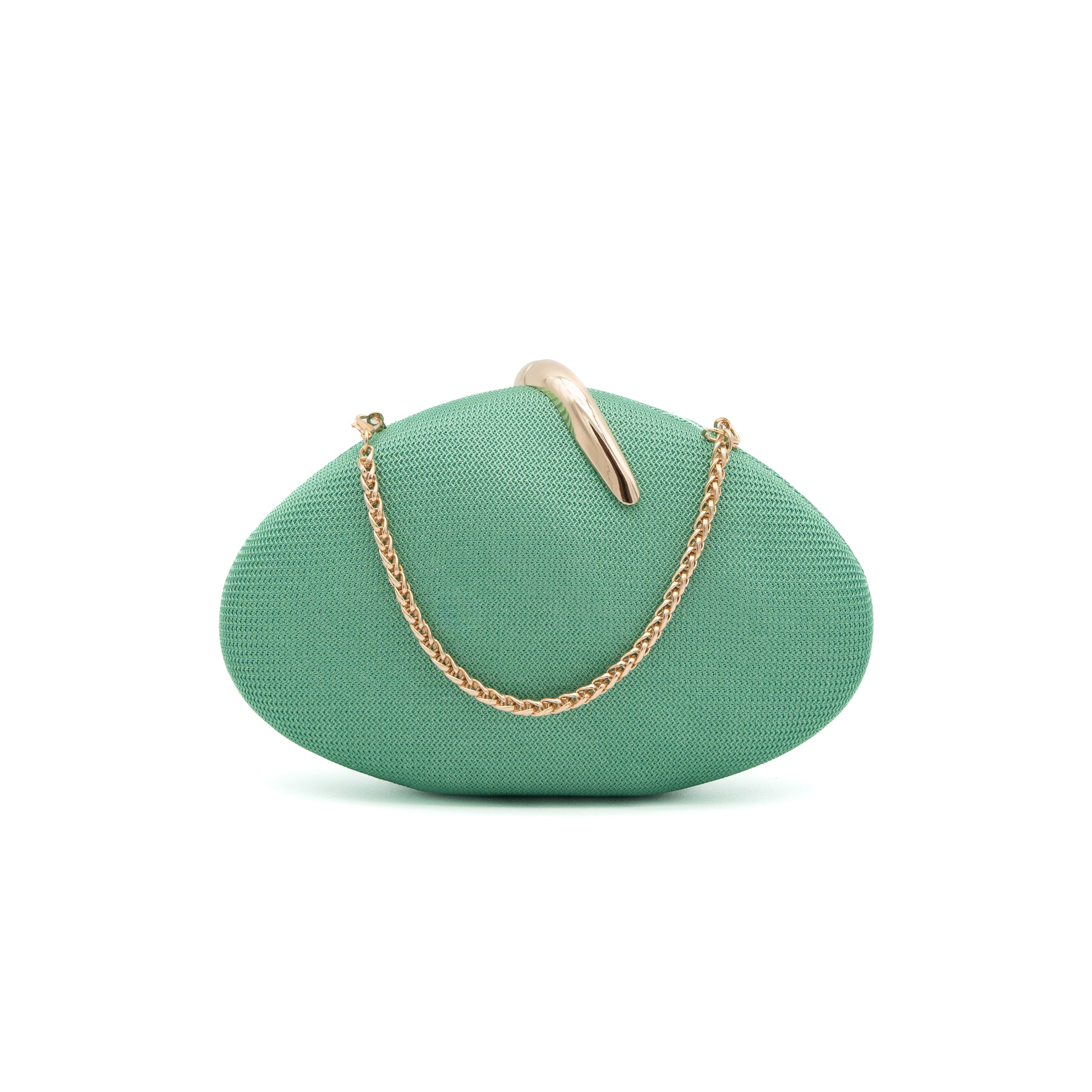 Bolso clutch rígido con textura de malla verde hierba y detalle metálico curvo