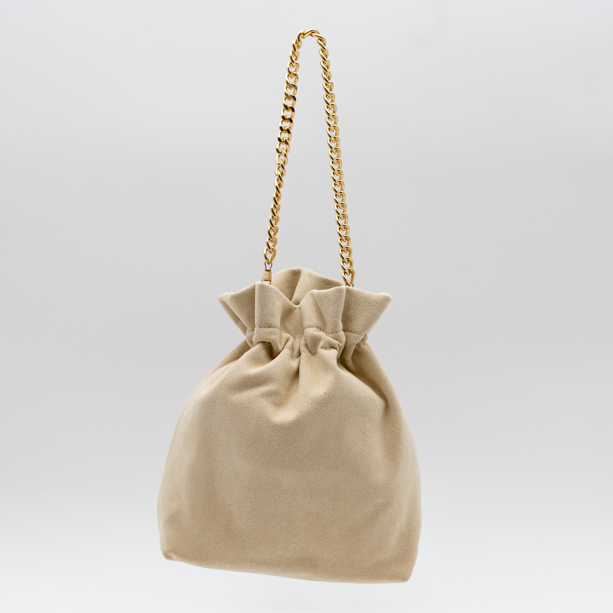 Bolso bombonera de fiesta en antelina beige con asa de cadena y diseño fruncido, ideal para bodas y cócteles