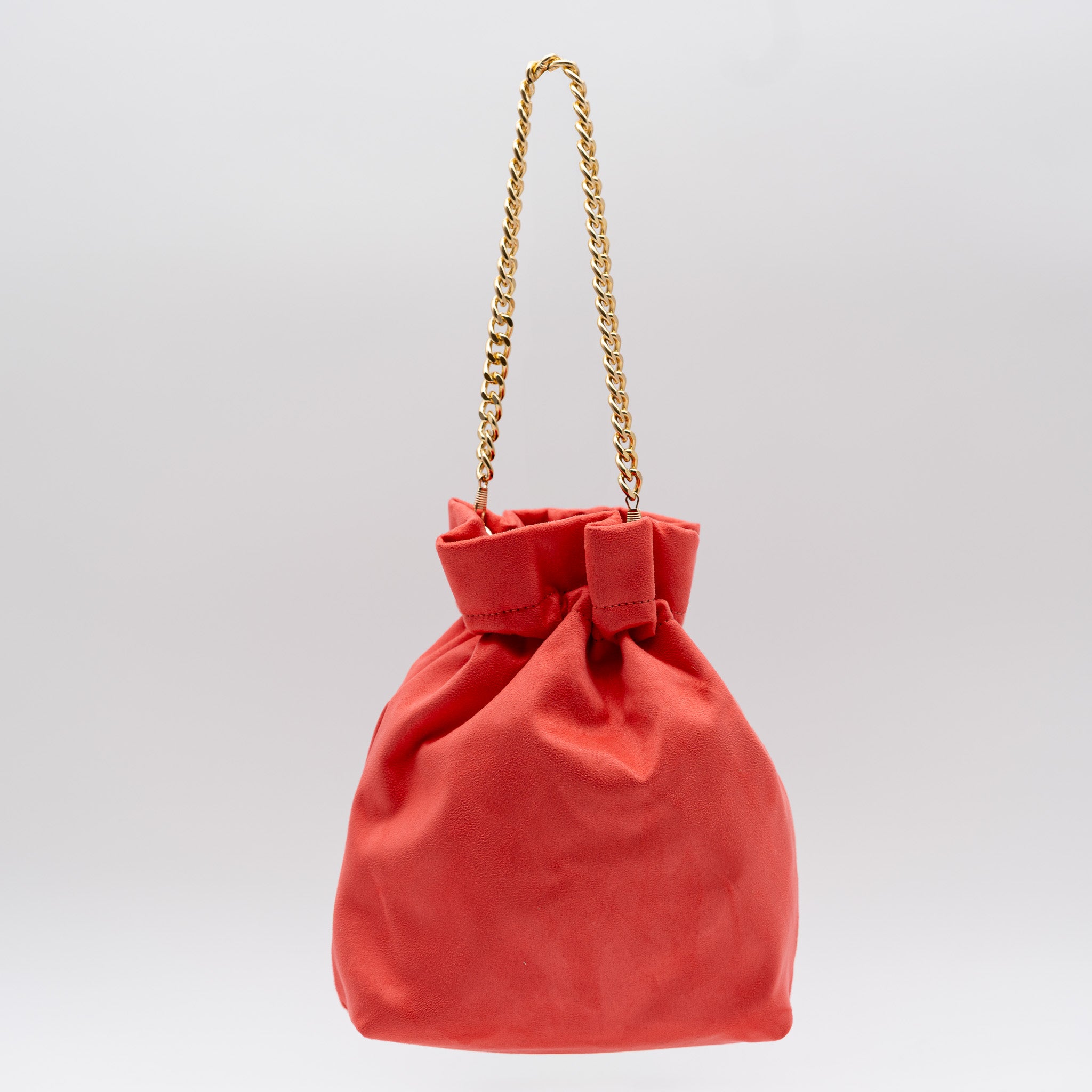 Bolso bombonera de fiesta en antelina coral con asa de cadena y diseño fruncido, ideal para bodas y cócteles