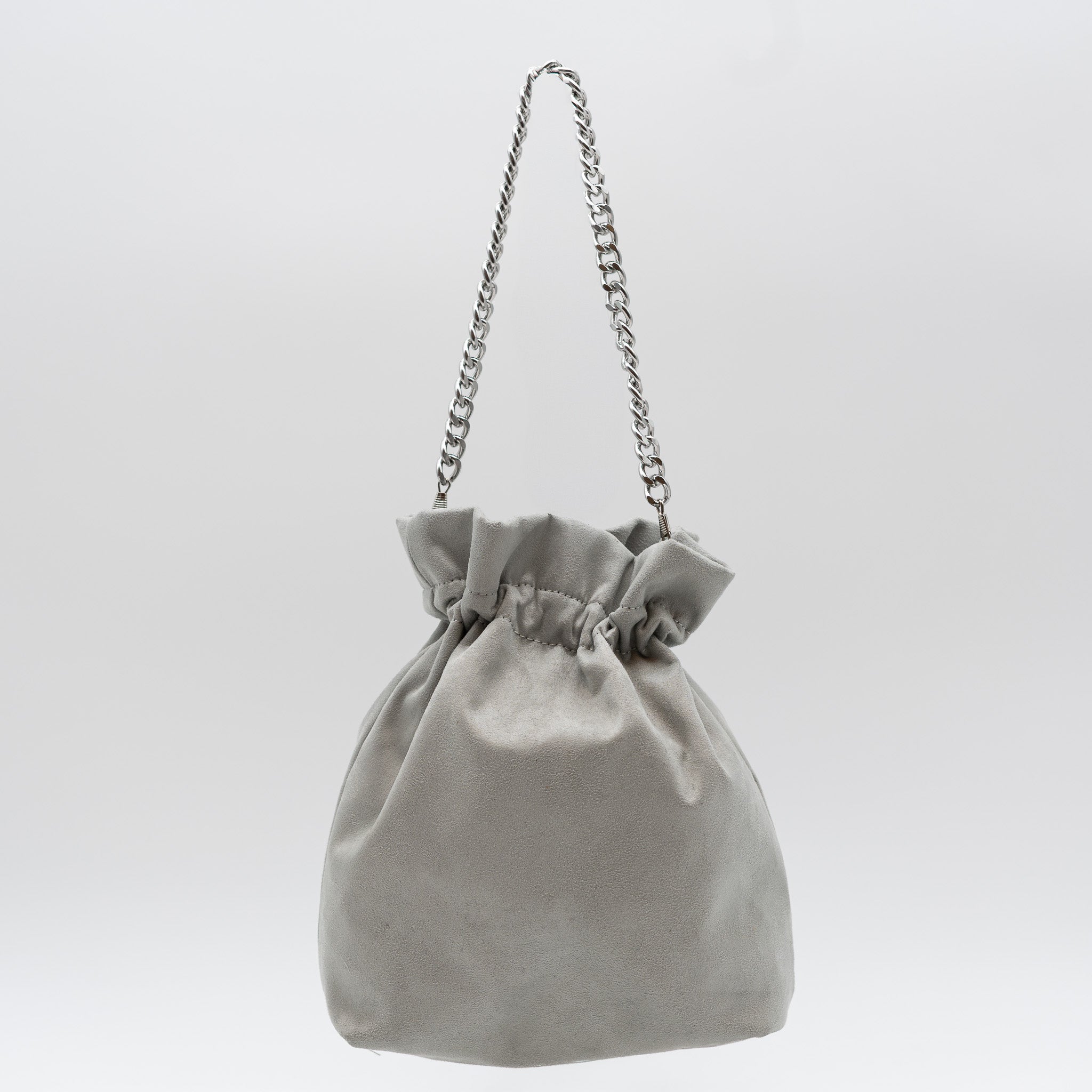 Bolso bombonera de fiesta en antelina gris con asa de cadena y diseño fruncido, ideal para bodas y cócteles