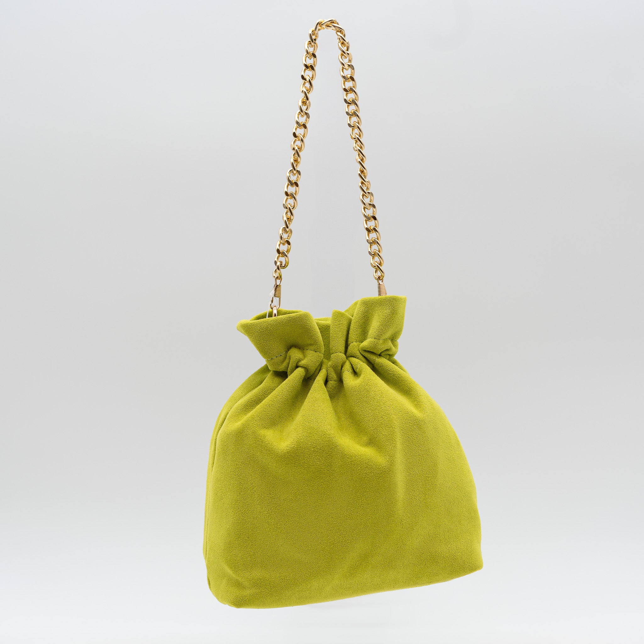 Bolso bombonera de fiesta en antelina lima con asa de cadena y diseño fruncido, ideal para bodas y cócteles