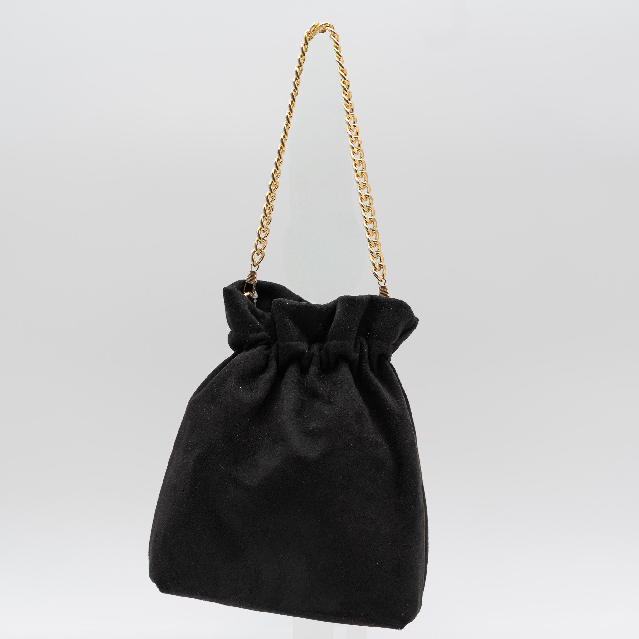 Bolso bombonera de fiesta en antelina negro con asa de cadena y diseño fruncido, ideal para bodas y cócteles