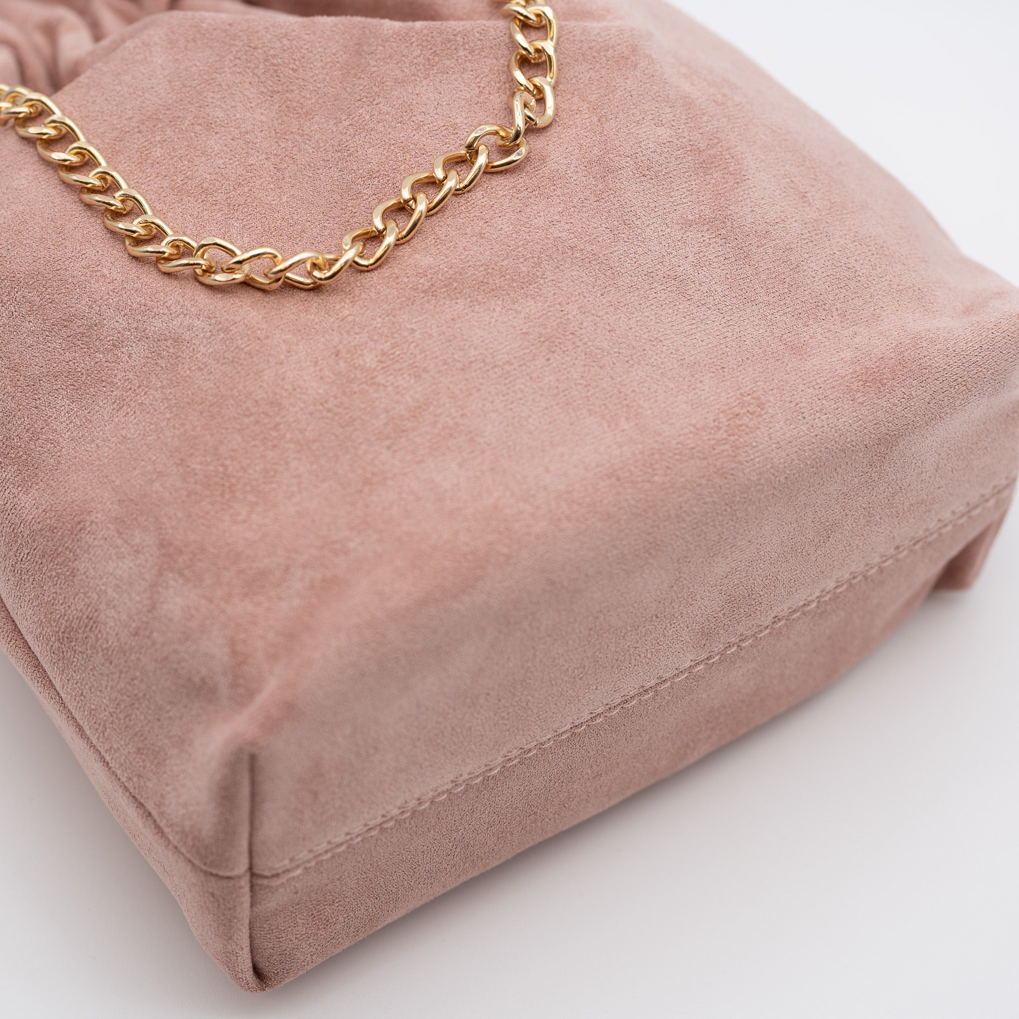 Bolso bombonera de fiesta en antelina rosa palo oscuro con asa de cadena y diseño fruncido, ideal para bodas y cócteles