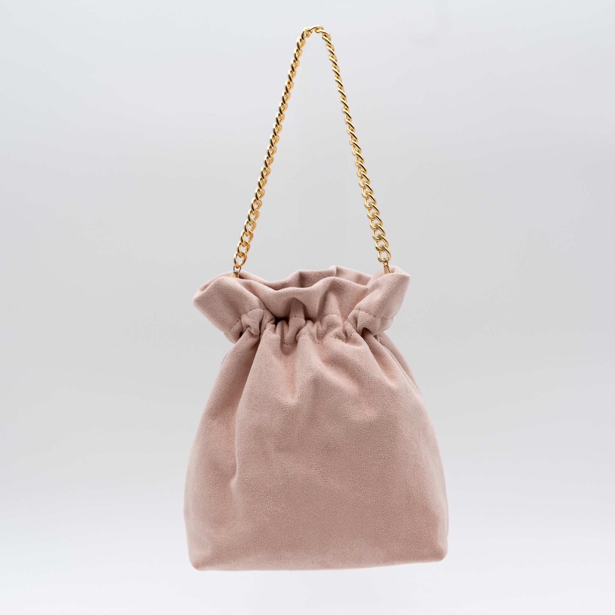 Bolso bombonera de fiesta en antelina rosa palo con asa de cadena y diseño fruncido, ideal para bodas y cócteles