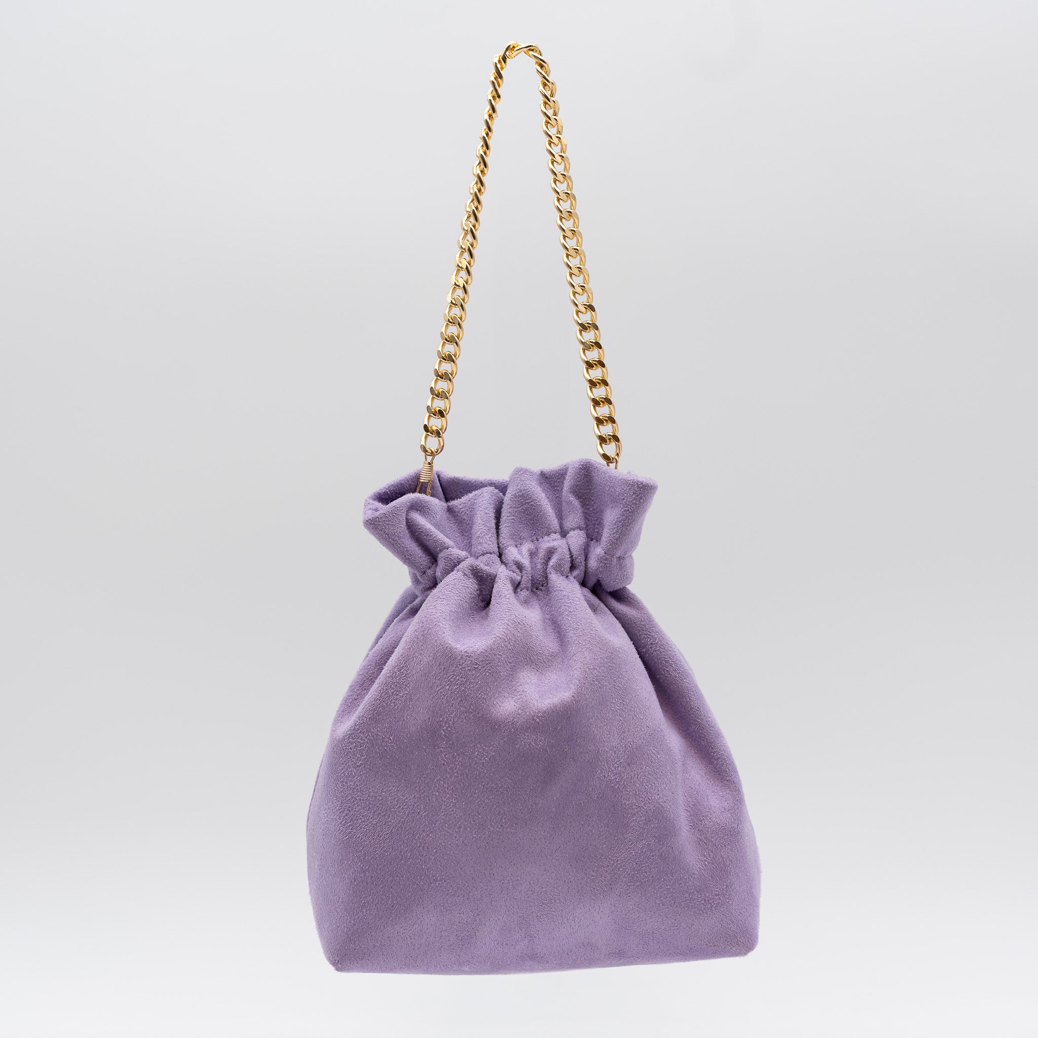 Bolso bombonera de fiesta en antelina violeta con asa de cadena y diseño fruncido, ideal para bodas y cócteles