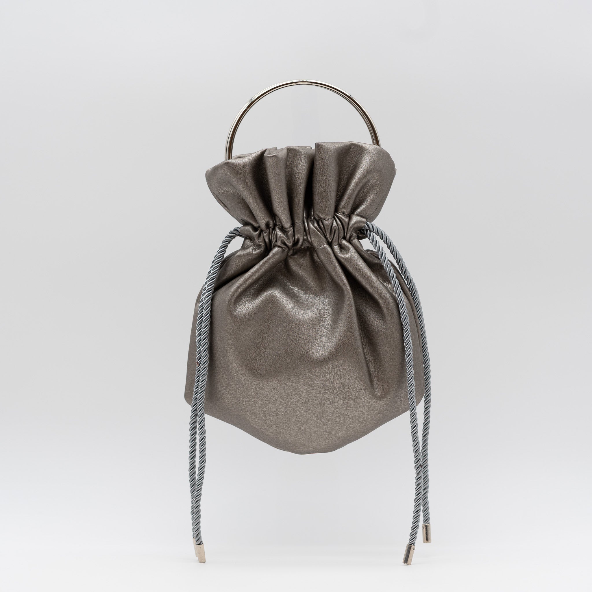 Bolso bombonera de fiesta en polipiel gris con asa metálica y cordón ajustable, perfecto para bodas y cócteles