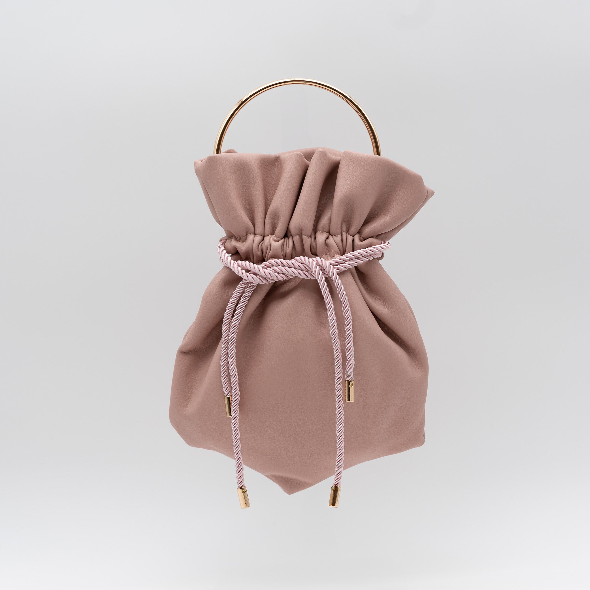 Bolso bombonera de fiesta en polipiel nude con asa metálica y cordón ajustable, perfecto para bodas y cócteles