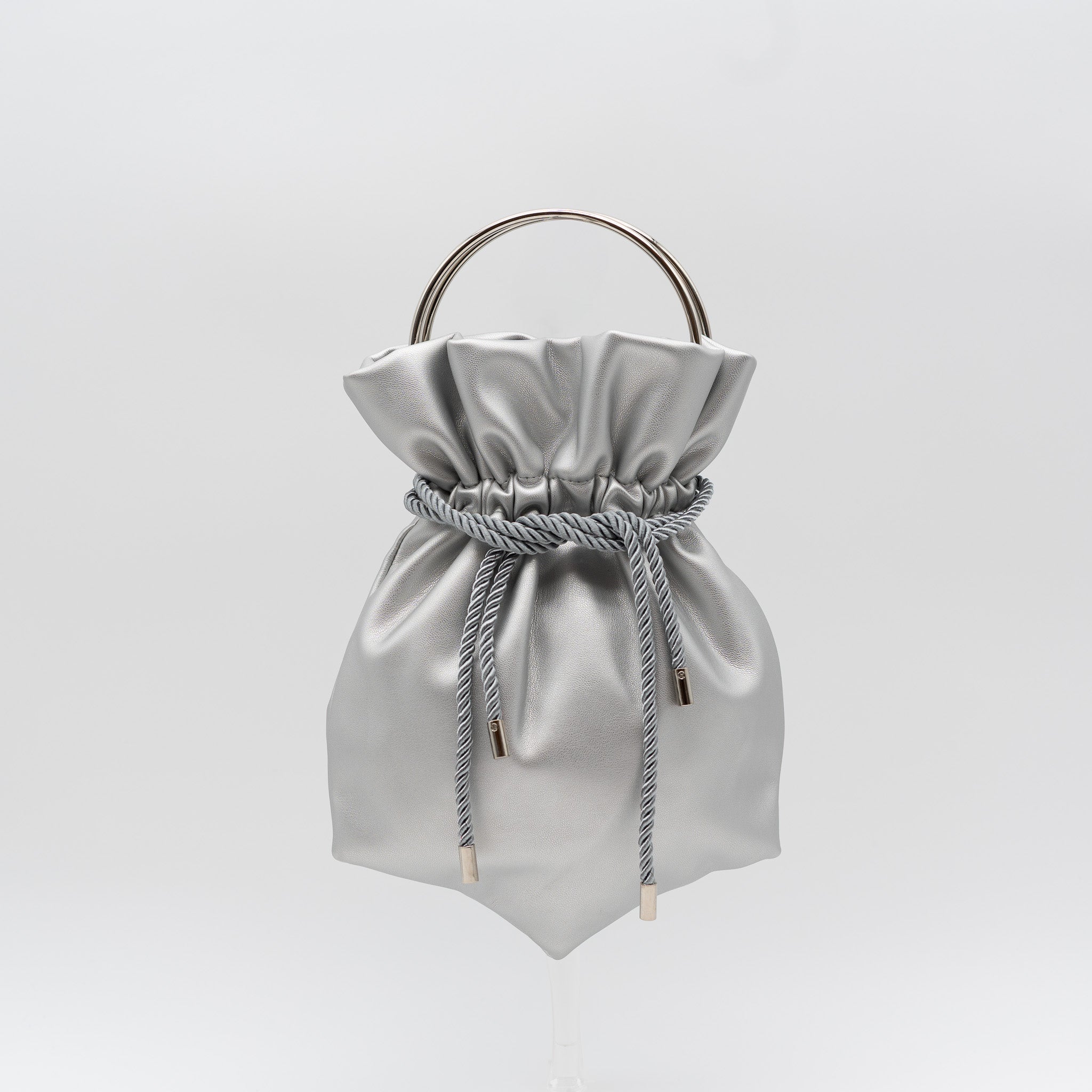 Bolso bombonera de fiesta en polipiel plata con asa metálica y cordón ajustable, perfecto para bodas y cócteles