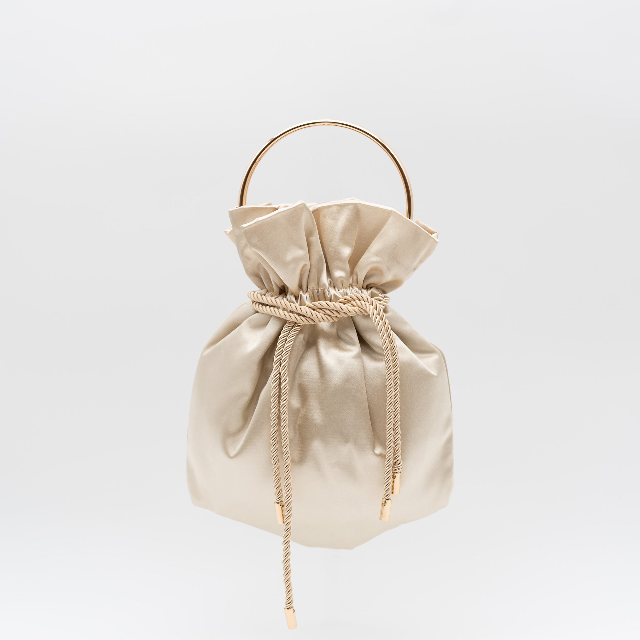 Bolso bombonera de fiesta en raso beige con asa metálica y cordón ajustable, perfecto para bodas y cócteles