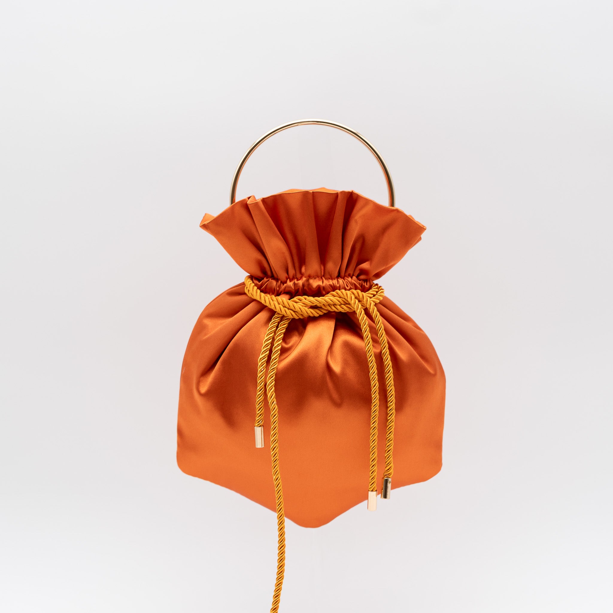 Bolso bombonera de fiesta en raso naranja con asa metálica y cordón ajustable, perfecto para bodas y cócteles
