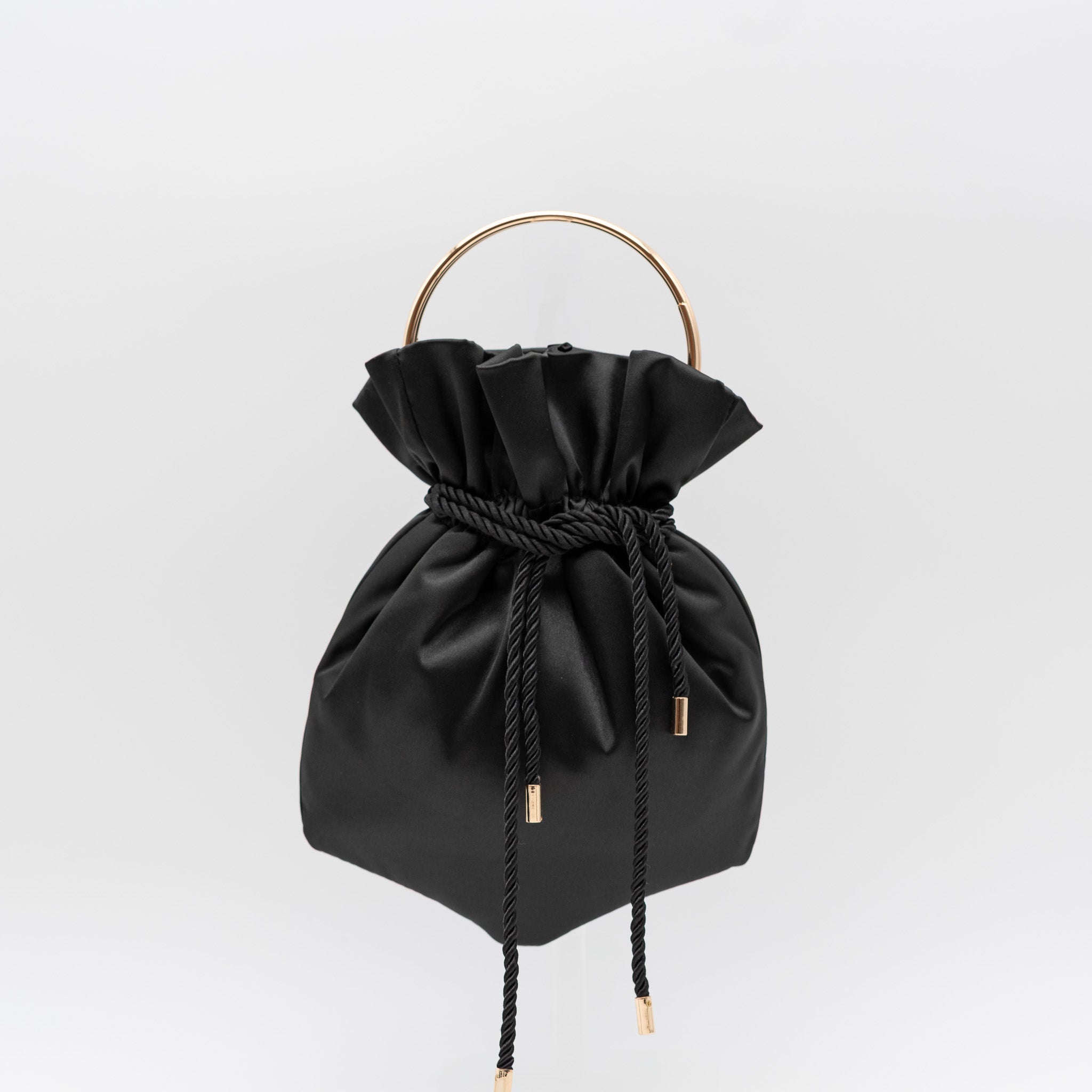 Bolso bombonera de fiesta en raso negro con asa metálica y cordón ajustable, perfecto para bodas y cócteles