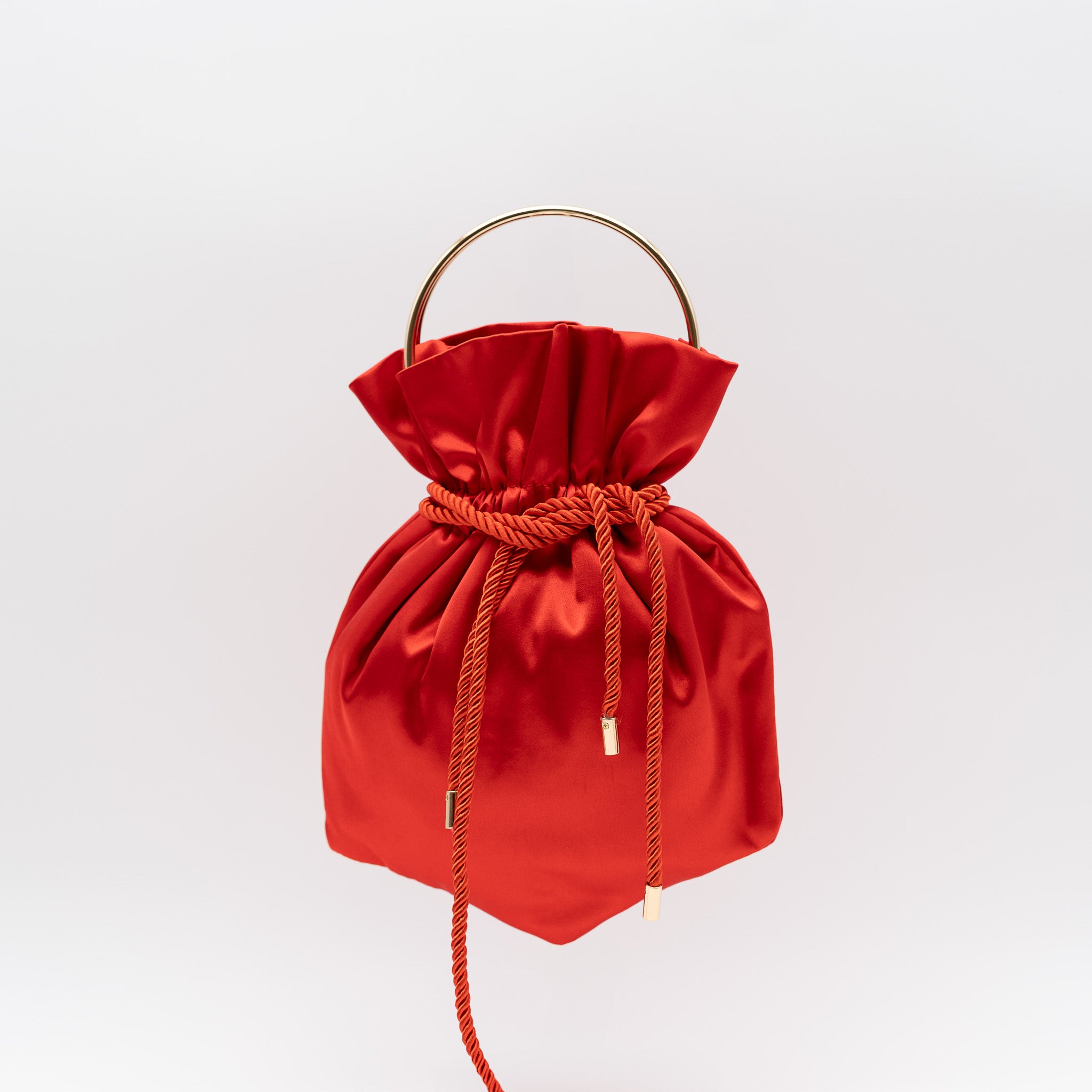 Bolso bombonera de fiesta en raso rojo con asa metálica y cordón ajustable, perfecto para bodas y cócteles