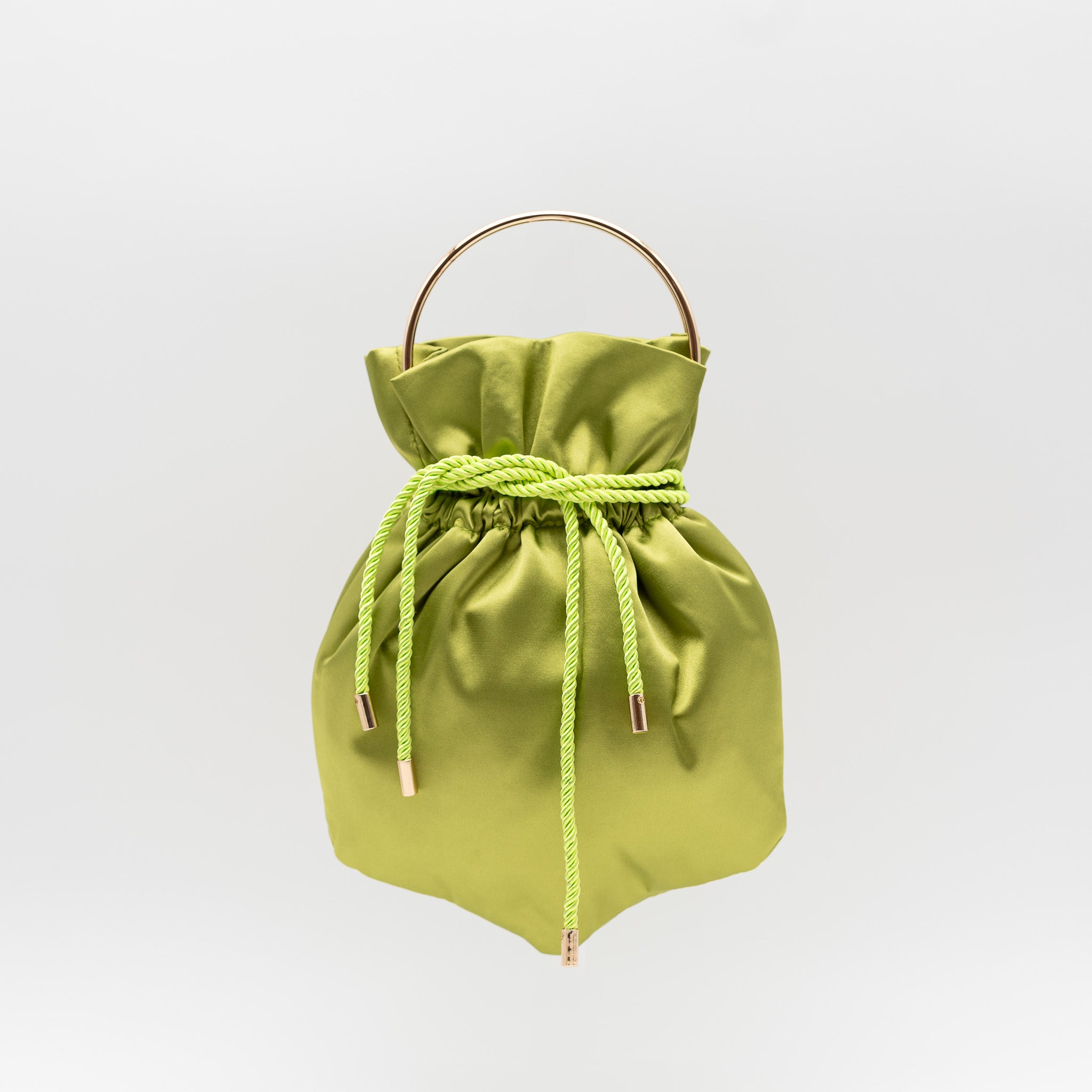 Bolso bombonera de fiesta en raso verde olivo con asa metálica y cordón ajustable, perfecto para bodas y cócteles