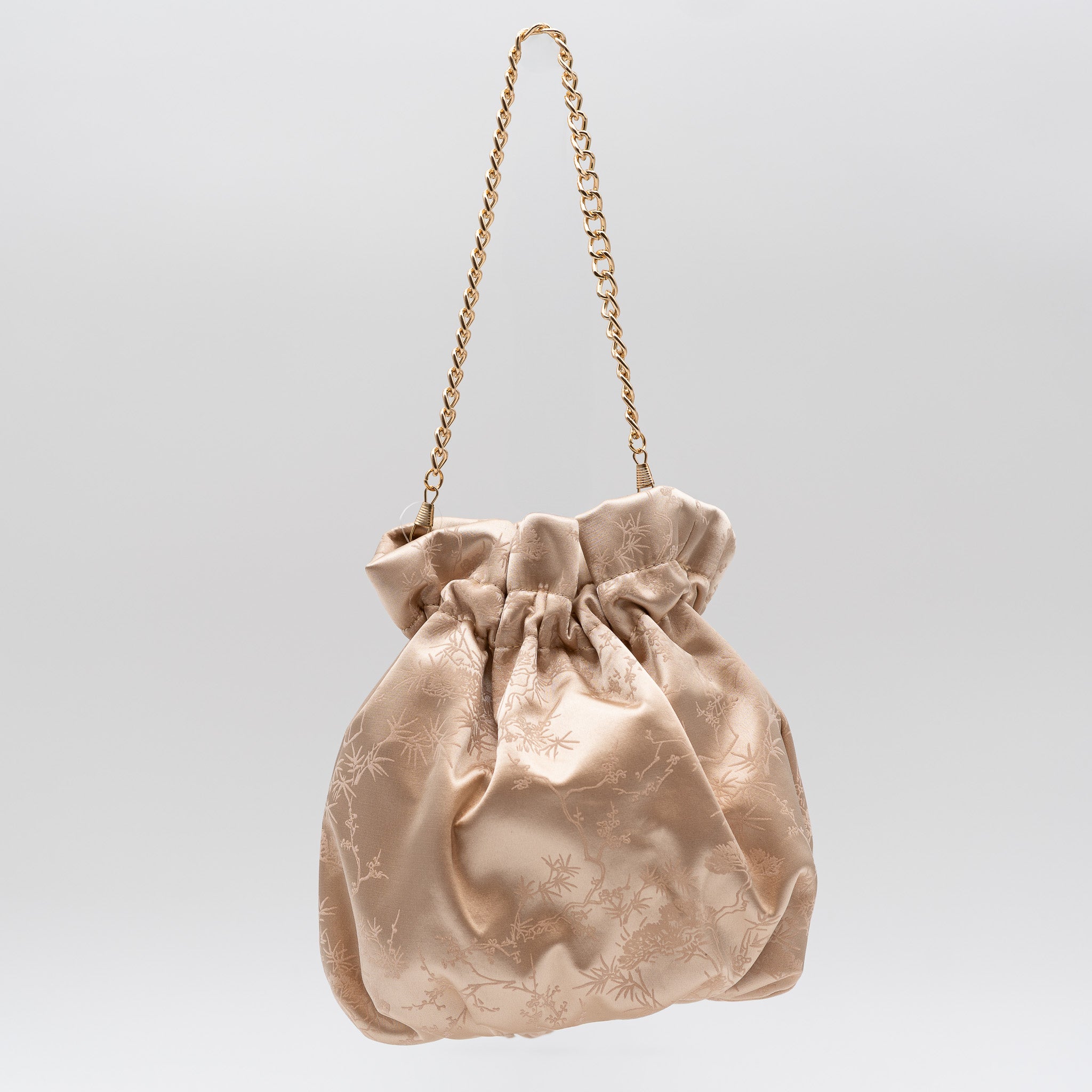 Bolso bombonera de fiesta en raso champan con bordado floral, cierre fruncido y asa de cadena