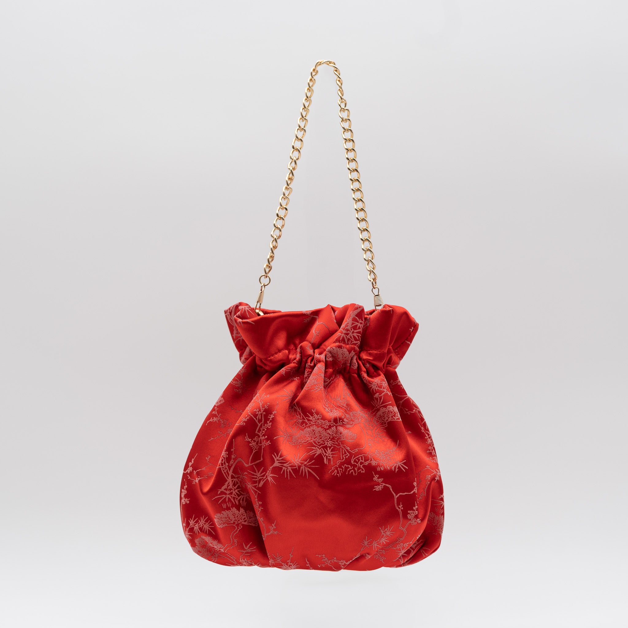 Bolso bombonera de fiesta en raso rojo con bordado floral, cierre fruncido y asa de cadena