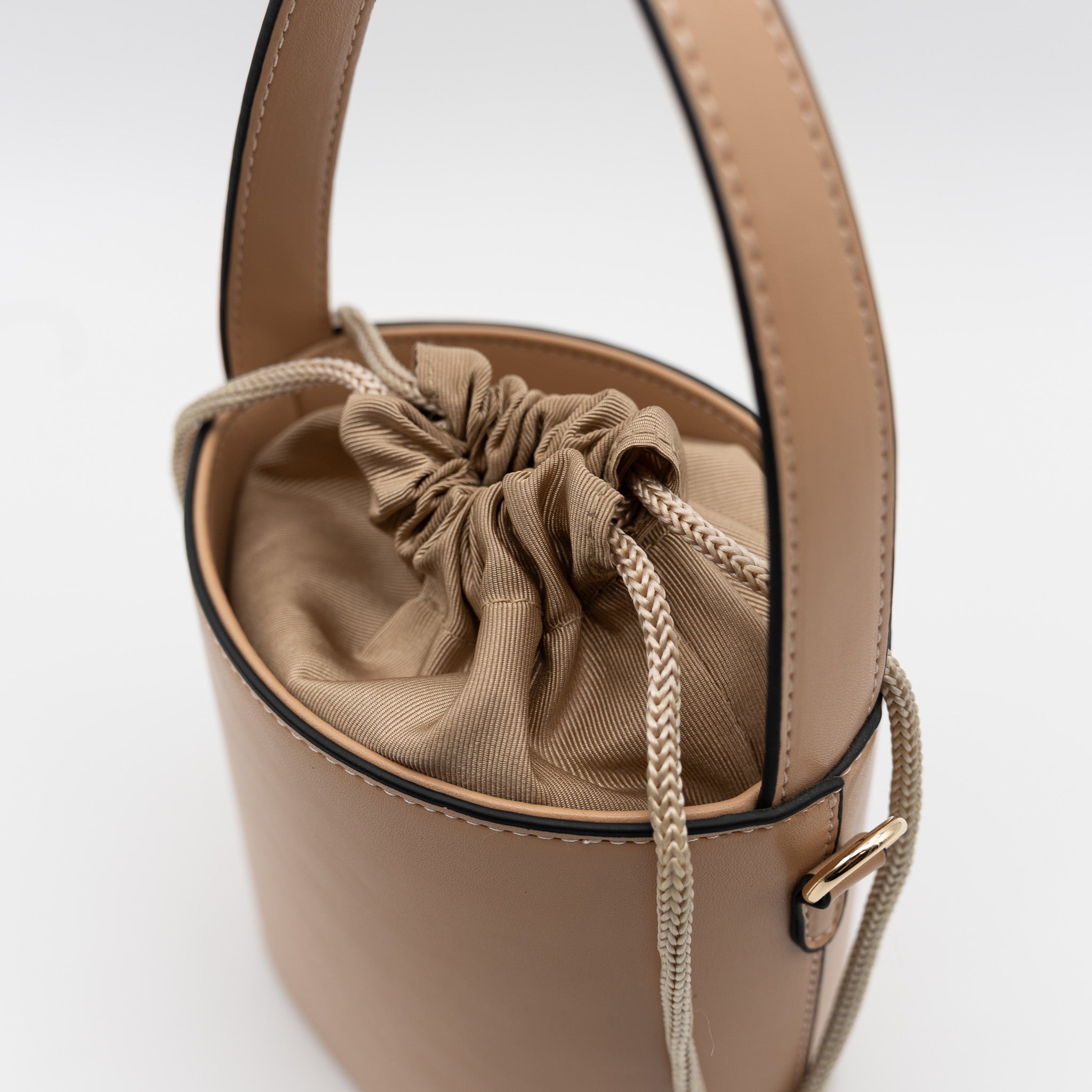 Bolso cubo camel con cierre fruncido y asa superior, ideal para bodas y cócteles