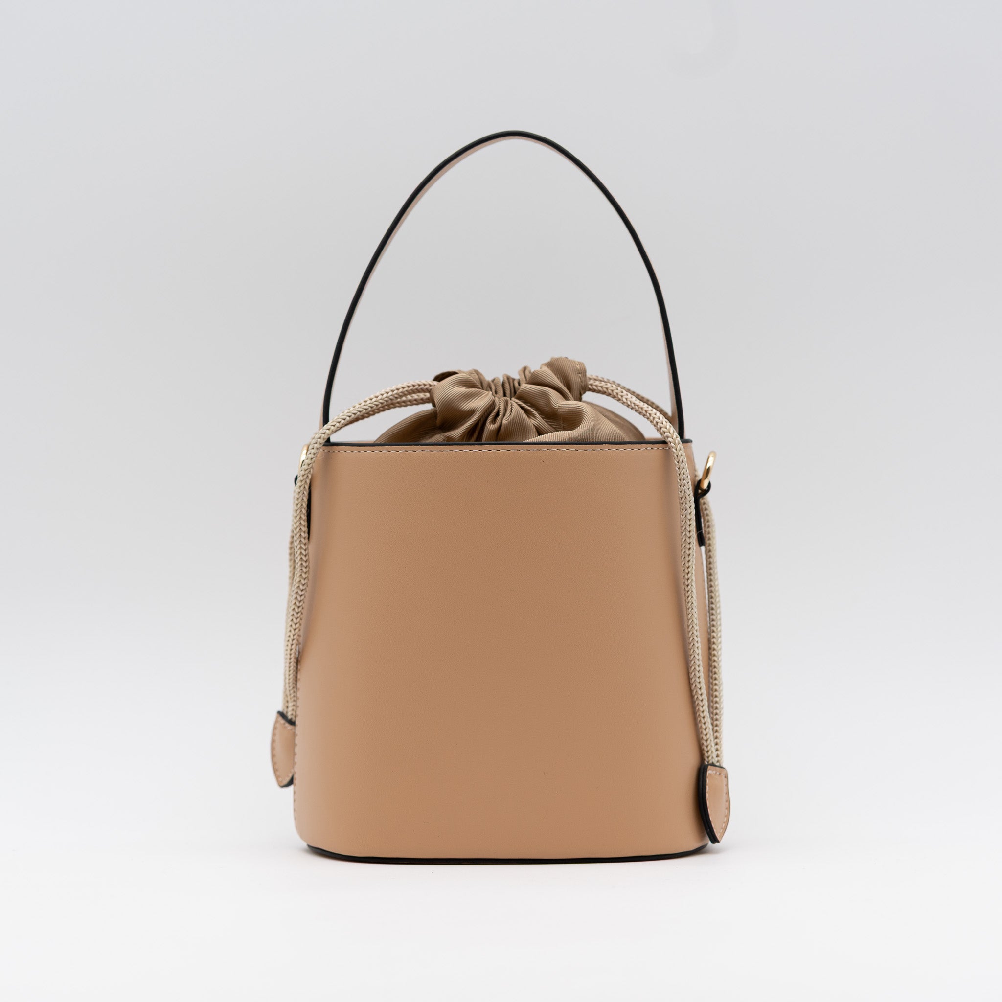 Bolso bucket camel con cierre fruncido y asa superior, ideal para bodas y cócteles