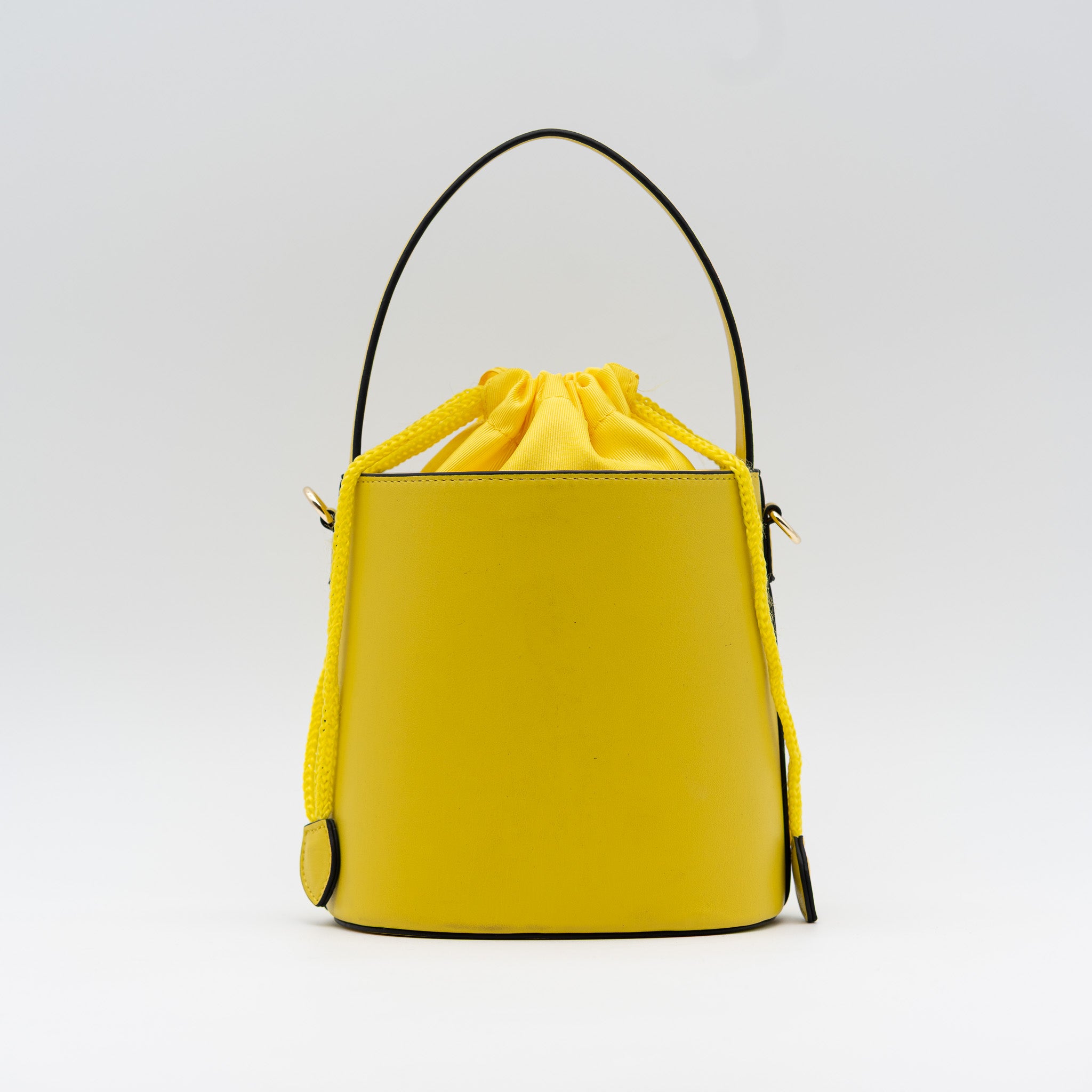 Bolso bucket lima oscuro con cierre fruncido y asa superior, ideal para bodas y cócteles