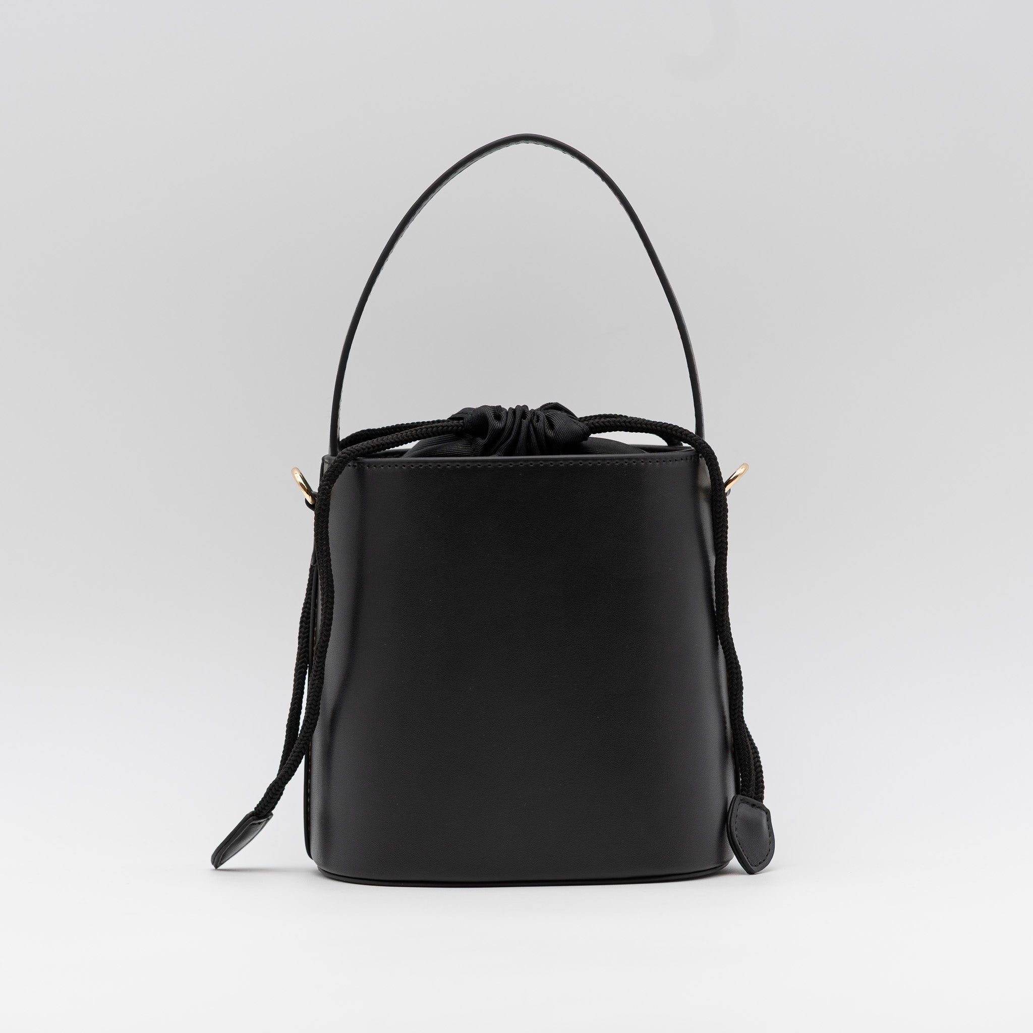 Bolso bucket negro con cierre fruncido y asa superior, ideal para bodas y cócteles