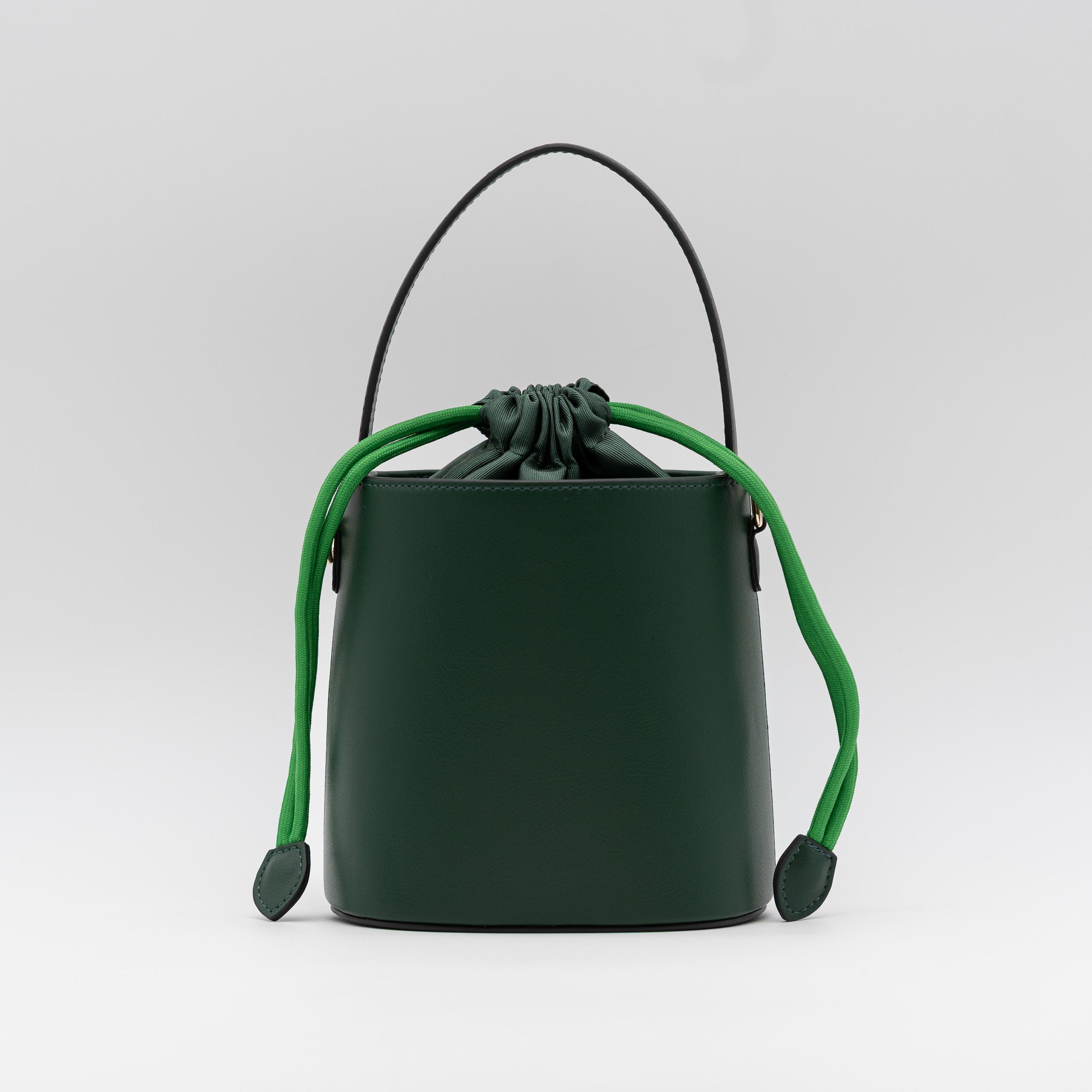 Bolso bucket verde botella con cierre fruncido y asa superior, ideal para bodas y cócteles