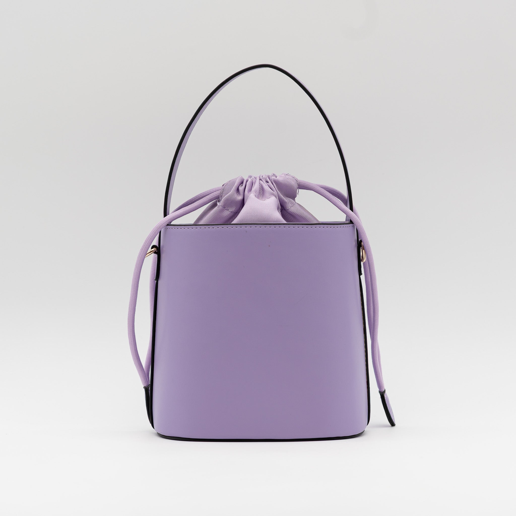Bolso bucket violeta con cierre fruncido y asa superior, ideal para bodas y cócteles