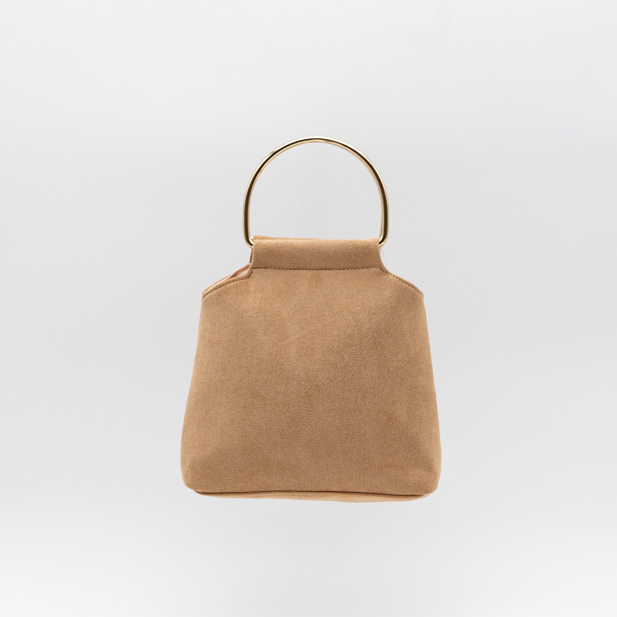 Bolso de fiesta en antelina camel con asa circular metálica y cierre magnético, ideal para bodas y cócteles