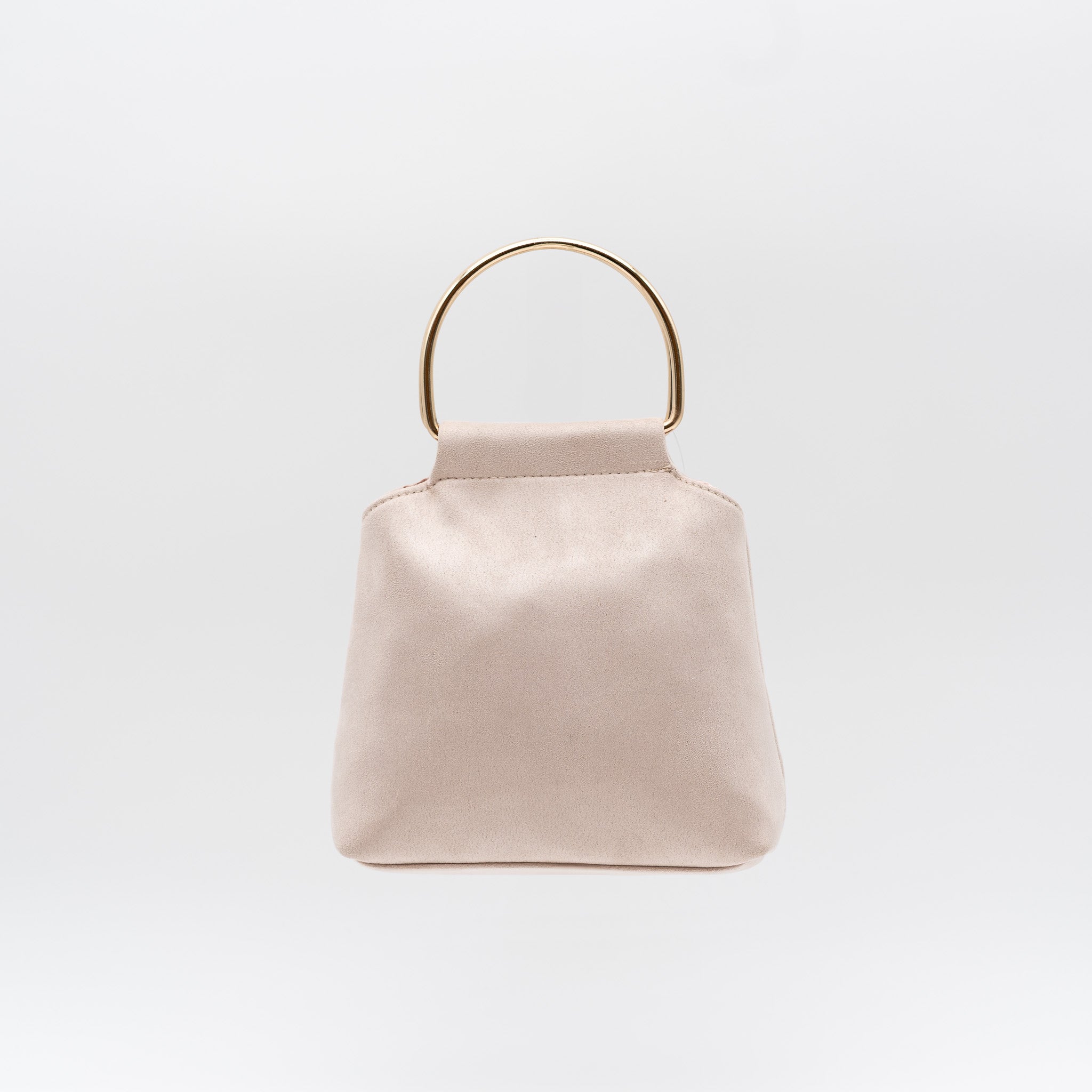 Bolso de fiesta en antelina nude con asa circular metálica y cierre magnético, ideal para bodas y cócteles