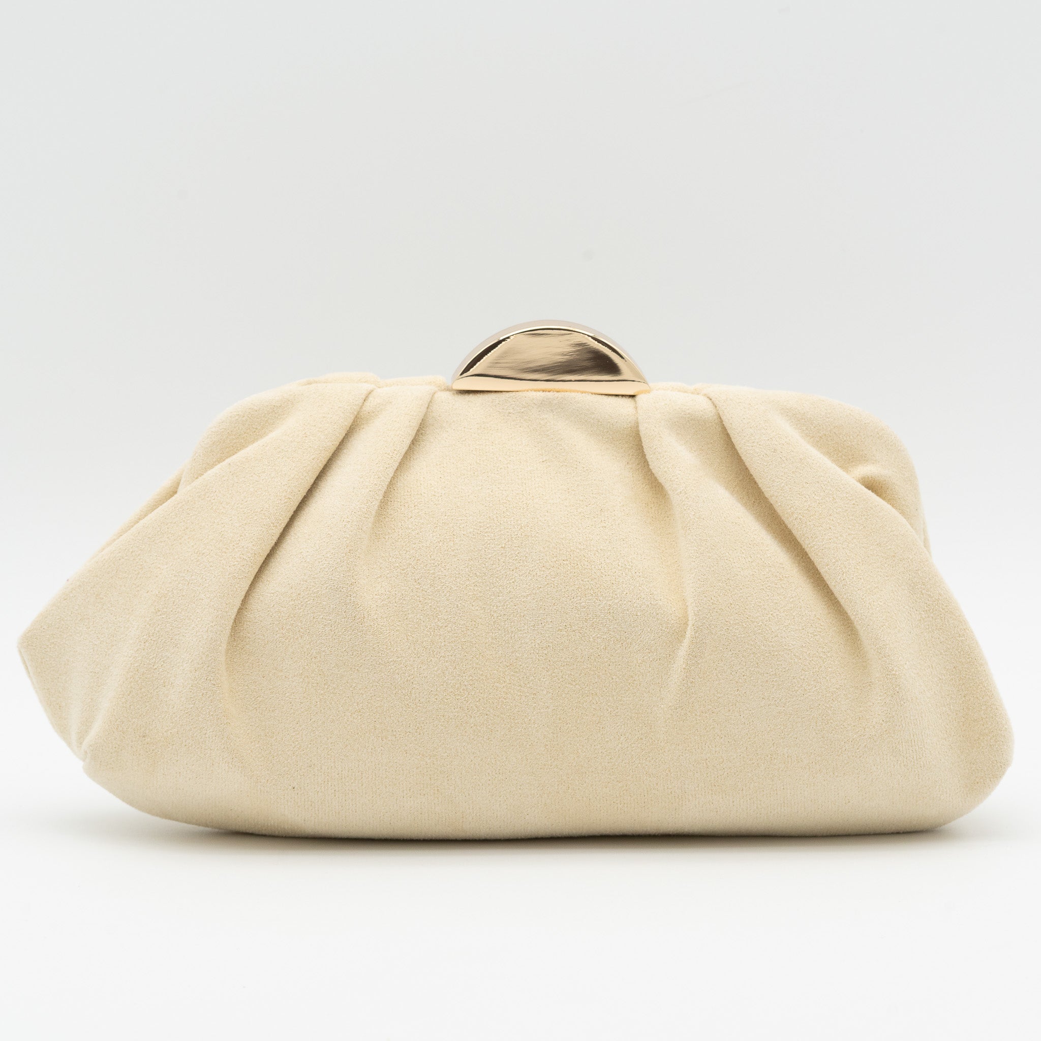 Bolso de fiesta tipo antelina camel con acabado suave y media luna metálica decorativa en la parte superior