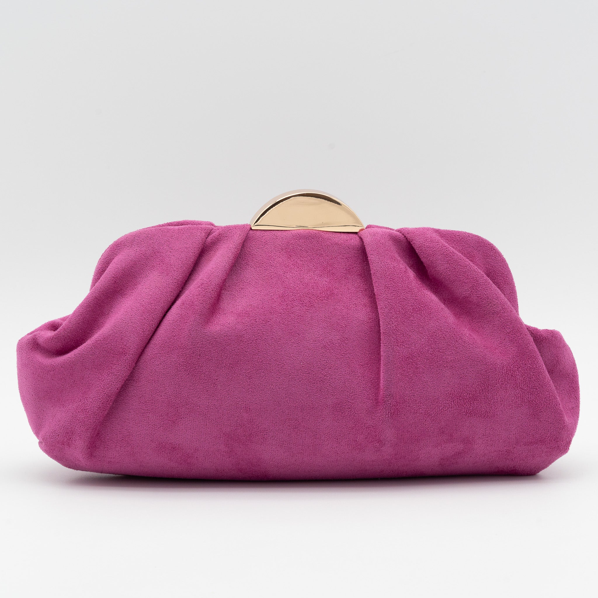 Bolso de fiesta tipo antelina fucsia con acabado suave y media luna metálica decorativa en la parte superior